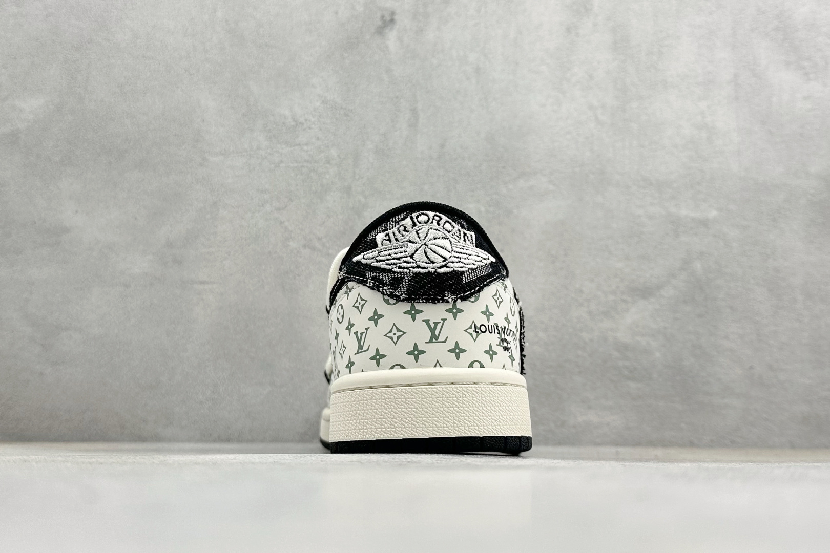 Travis Scott x Fragment Design x Air Jordan 1 Low SP AJ1 LV联名 黑印花抽绳 低帮文化休闲板鞋 #多方联名合作融合了Travis Scott 独特的音乐风格，藤原浩个性的设计风格以及Jordan品牌的经典元素 使其成为一双具有独特身份和价值的鞋子 清新而立体的外观加上联名标识更突出了其独特身份 这种配色方案显示出活力和时尚感 在视觉上引人注目 鞋身的质感和细腻的细节处理使其显得高端而格调十足 这款“倒钩”联名是设计与创意完美结合 融合多方的个性风格是一款备受瞩目的潮流鞋款 YX5066-325 尺码：36 36.5 37.5 38 38.5 39 40 40.5 41 42 42.5 43 44 44.5 45 编码：32