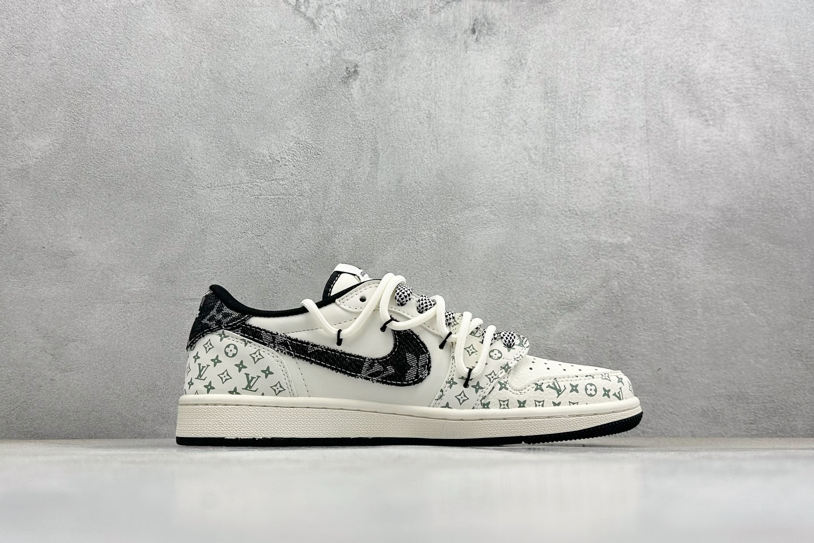 Travis Scott x Fragment Design x Air Jordan 1 Low SP AJ1 LV联名 黑印花抽绳 低帮文化休闲板鞋 #多方联名合作融合了Travis Scott 独特的音乐风格，藤原浩个性的设计风格以及Jordan品牌的经典元素 使其成为一双具有独特身份和价值的鞋子 清新而立体的外观加上联名标识更突出了其独特身份 这种配色方案显示出活力和时尚感 在视觉上引人注目 鞋身的质感和细腻的细节处理使其显得高端而格调十足 这款“倒钩”联名是设计与创意完美结合 融合多方的个性风格是一款备受瞩目的潮流鞋款 YX5066-325 尺码：36 36.5 37.5 38 38.5 39 40 40.5 41 42 42.5 43 44 44.5 45 编码：32
