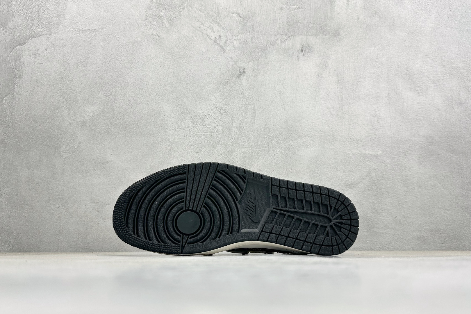 Travis Scott x Fragment Design x Air Jordan 1 Low SP AJ1 LV联名 黑印花抽绳 低帮文化休闲板鞋 #多方联名合作融合了Travis Scott 独特的音乐风格，藤原浩个性的设计风格以及Jordan品牌的经典元素 使其成为一双具有独特身份和价值的鞋子 清新而立体的外观加上联名标识更突出了其独特身份 这种配色方案显示出活力和时尚感 在视觉上引人注目 鞋身的质感和细腻的细节处理使其显得高端而格调十足 这款“倒钩”联名是设计与创意完美结合 融合多方的个性风格是一款备受瞩目的潮流鞋款 YX5066-325 尺码：36 36.5 37.5 38 38.5 39 40 40.5 41 42 42.5 43 44 44.5 45 编码：32