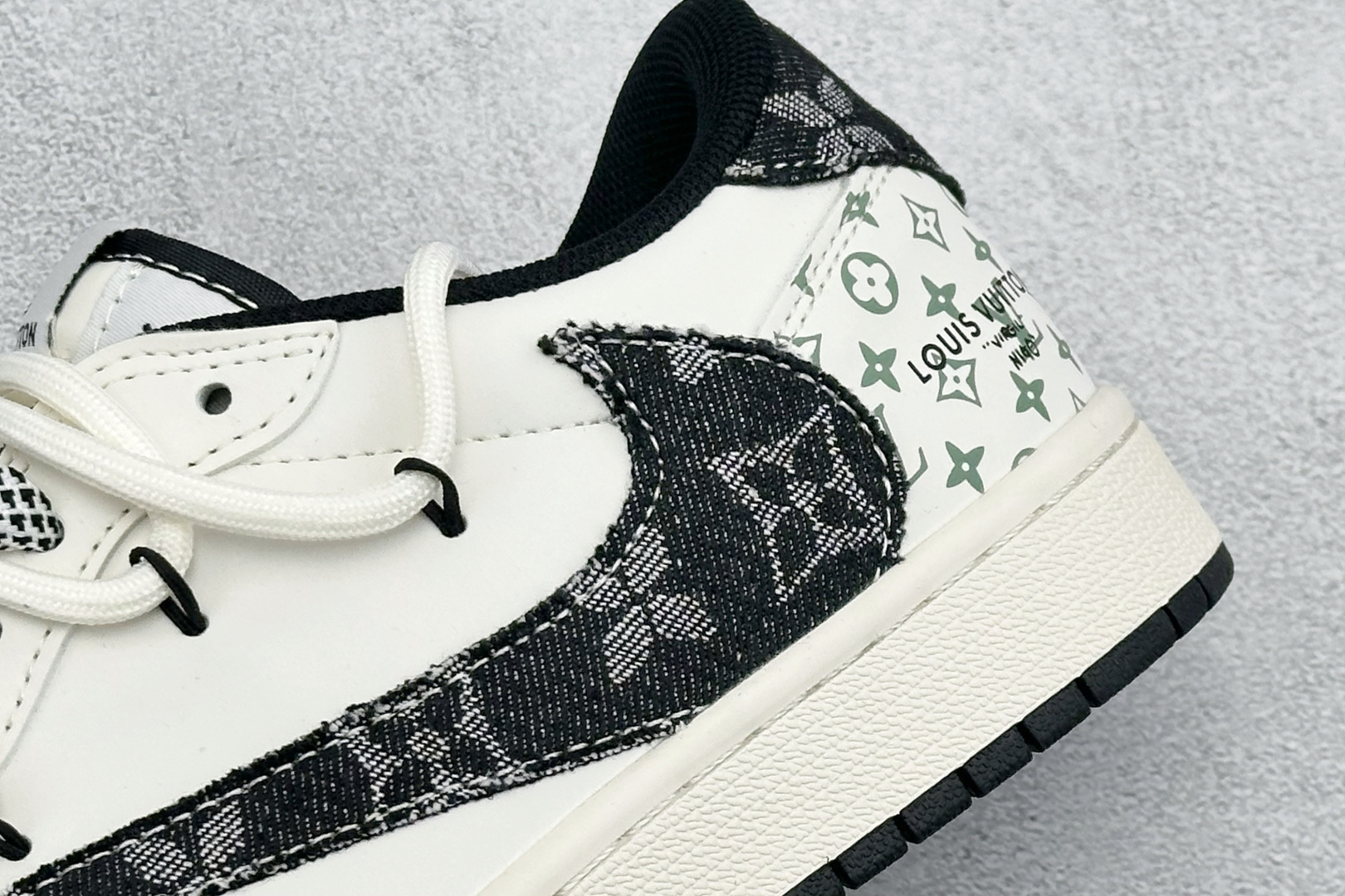 Travis Scott x Fragment Design x Air Jordan 1 Low SP AJ1 LV联名 黑印花抽绳 低帮文化休闲板鞋 #多方联名合作融合了Travis Scott 独特的音乐风格，藤原浩个性的设计风格以及Jordan品牌的经典元素 使其成为一双具有独特身份和价值的鞋子 清新而立体的外观加上联名标识更突出了其独特身份 这种配色方案显示出活力和时尚感 在视觉上引人注目 鞋身的质感和细腻的细节处理使其显得高端而格调十足 这款“倒钩”联名是设计与创意完美结合 融合多方的个性风格是一款备受瞩目的潮流鞋款 YX5066-325 尺码：36 36.5 37.5 38 38.5 39 40 40.5 41 42 42.5 43 44 44.5 45 编码：32