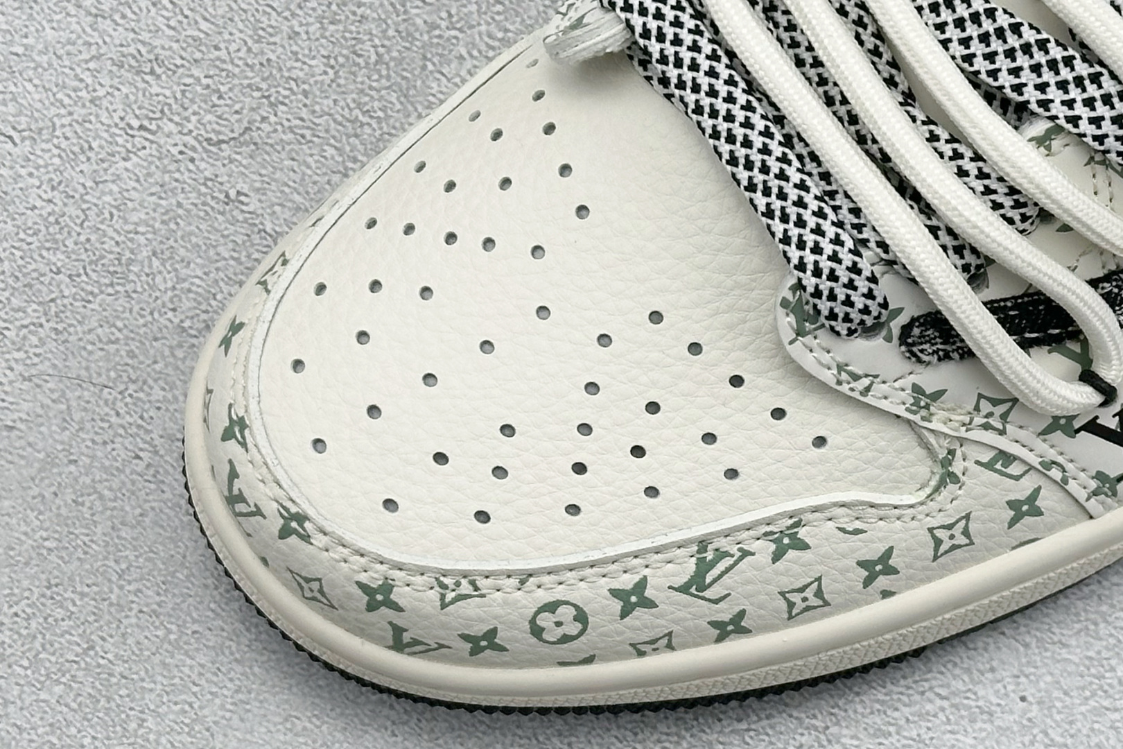 Travis Scott x Fragment Design x Air Jordan 1 Low SP AJ1 LV联名 黑印花抽绳 低帮文化休闲板鞋 #多方联名合作融合了Travis Scott 独特的音乐风格，藤原浩个性的设计风格以及Jordan品牌的经典元素 使其成为一双具有独特身份和价值的鞋子 清新而立体的外观加上联名标识更突出了其独特身份 这种配色方案显示出活力和时尚感 在视觉上引人注目 鞋身的质感和细腻的细节处理使其显得高端而格调十足 这款“倒钩”联名是设计与创意完美结合 融合多方的个性风格是一款备受瞩目的潮流鞋款 YX5066-325 尺码：36 36.5 37.5 38 38.5 39 40 40.5 41 42 42.5 43 44 44.5 45 编码：32