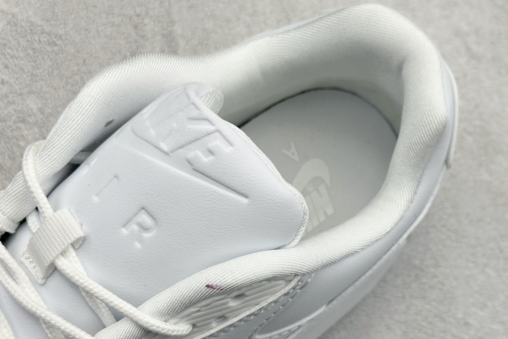 Nike Air Max 90 耐克皮面复古气垫跑鞋 CW4070-100