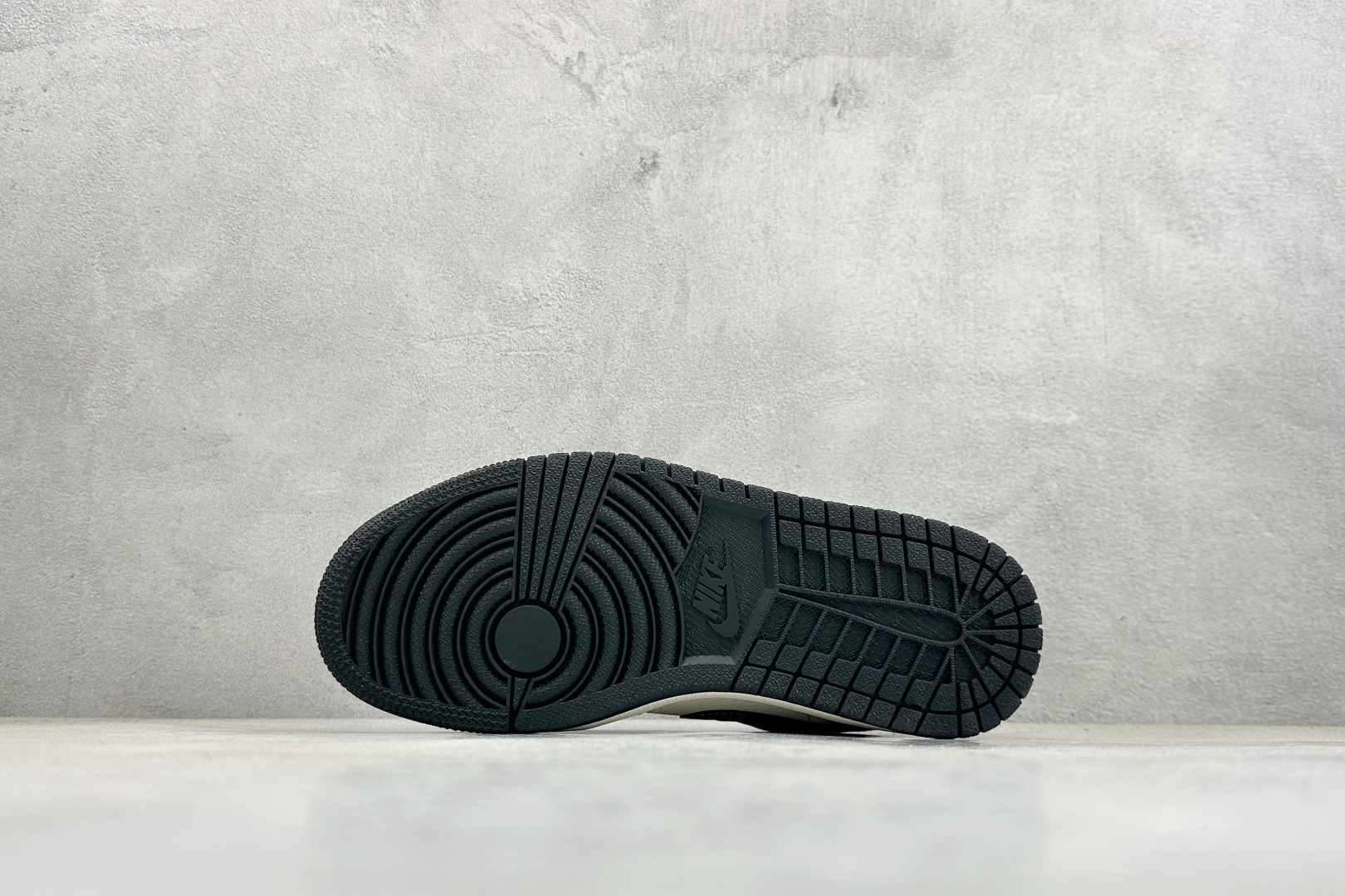 Nike Jordan Air Jordan 1“ Supreme联名——米灰黑猪八革” 高端定制 低帮 复古 减震 防滑 耐磨 篮球鞋 QL1988-003