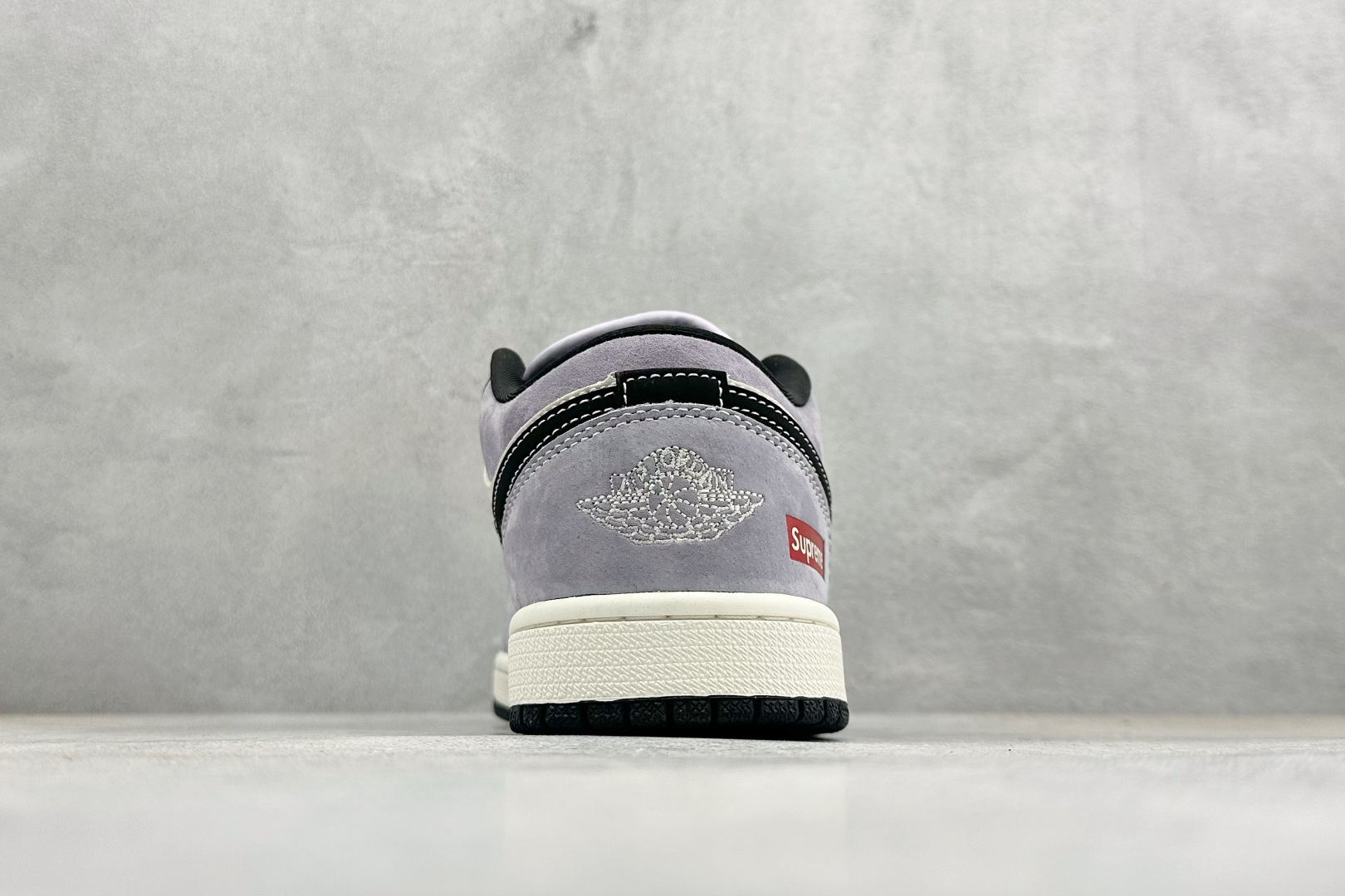 Nike Jordan Air Jordan 1“ Supreme联名——米灰黑猪八革” 高端定制 低帮 复古 减震 防滑 耐磨 篮球鞋 QL1988-003