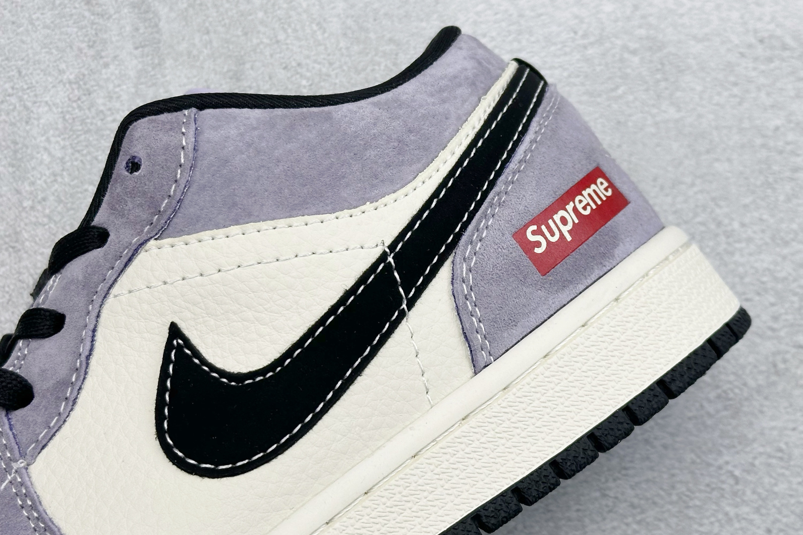 Nike Jordan Air Jordan 1“ Supreme联名——米灰黑猪八革” 高端定制 低帮 复古 减震 防滑 耐磨 篮球鞋 QL1988-003