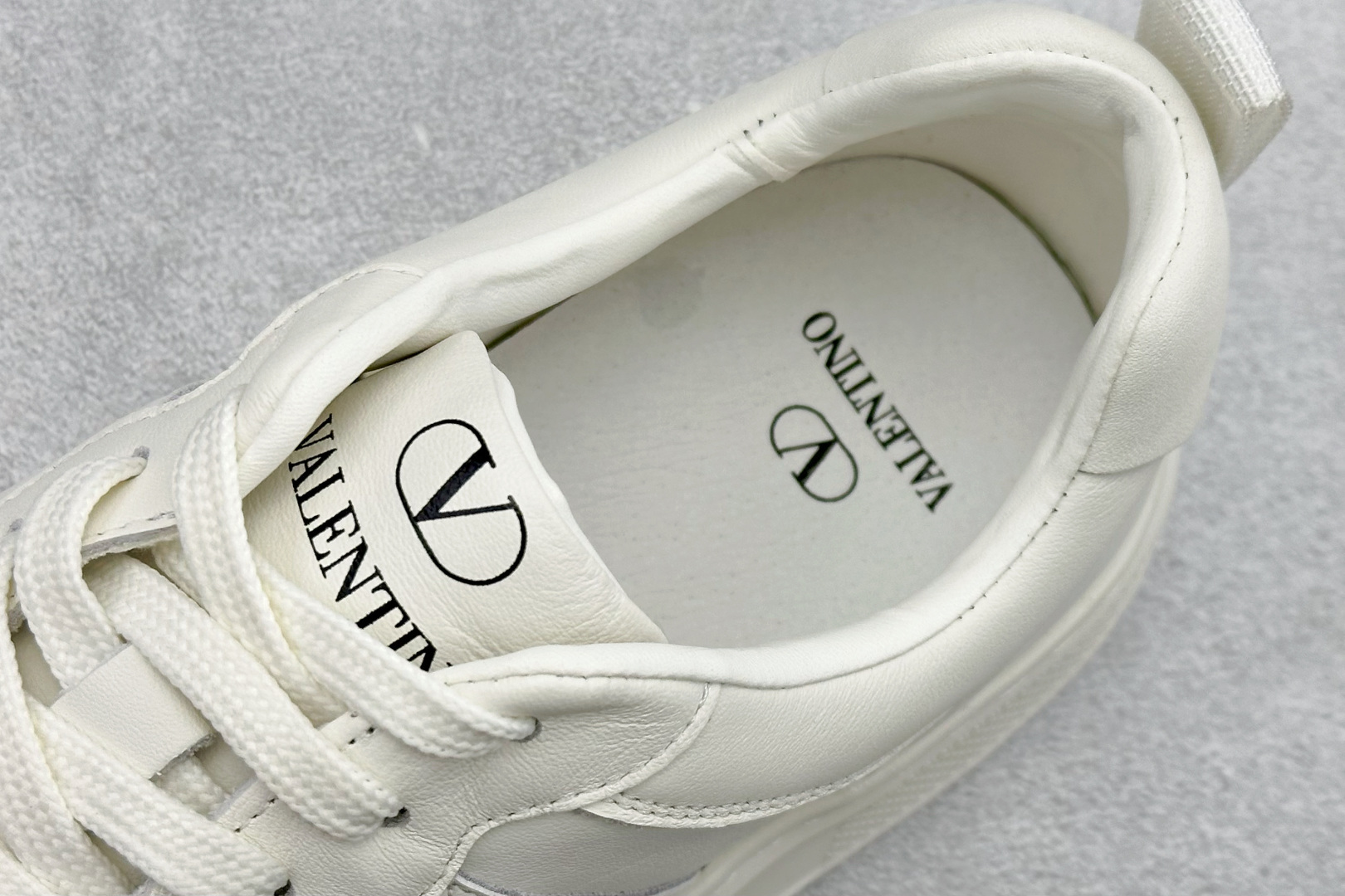 Valentino 华伦天奴 Rockstud untitled 厚底休闲铆钉小白鞋 P38566H