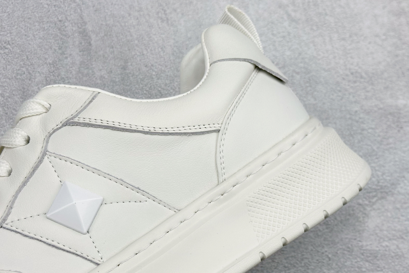 Valentino 华伦天奴 Rockstud untitled 厚底休闲铆钉小白鞋 P38566H