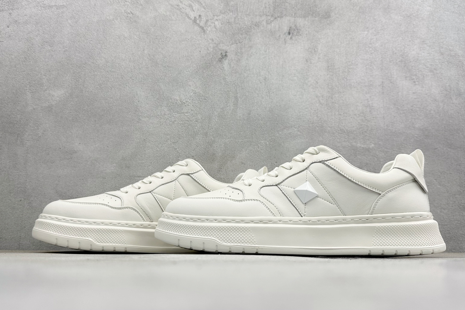 Valentino 华伦天奴 Rockstud untitled 厚底休闲铆钉小白鞋 P38566H