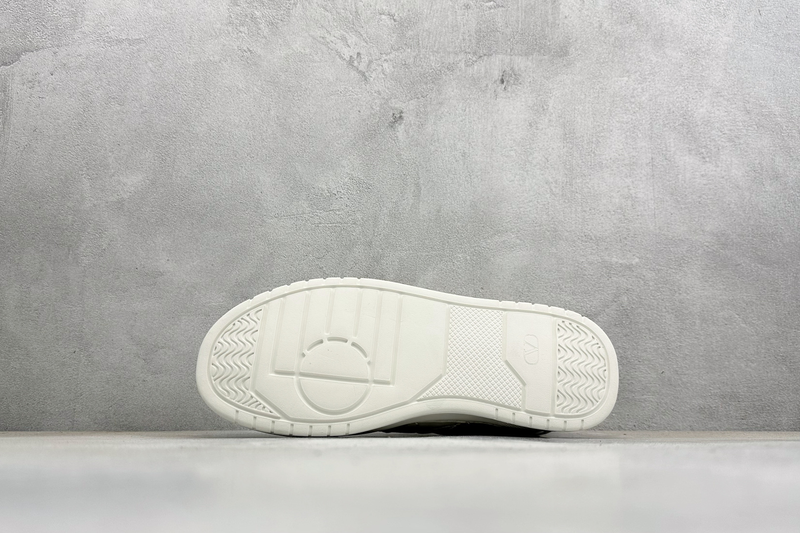 Valentino 华伦天奴 Rockstud untitled 厚底休闲铆钉小白鞋 P38566H