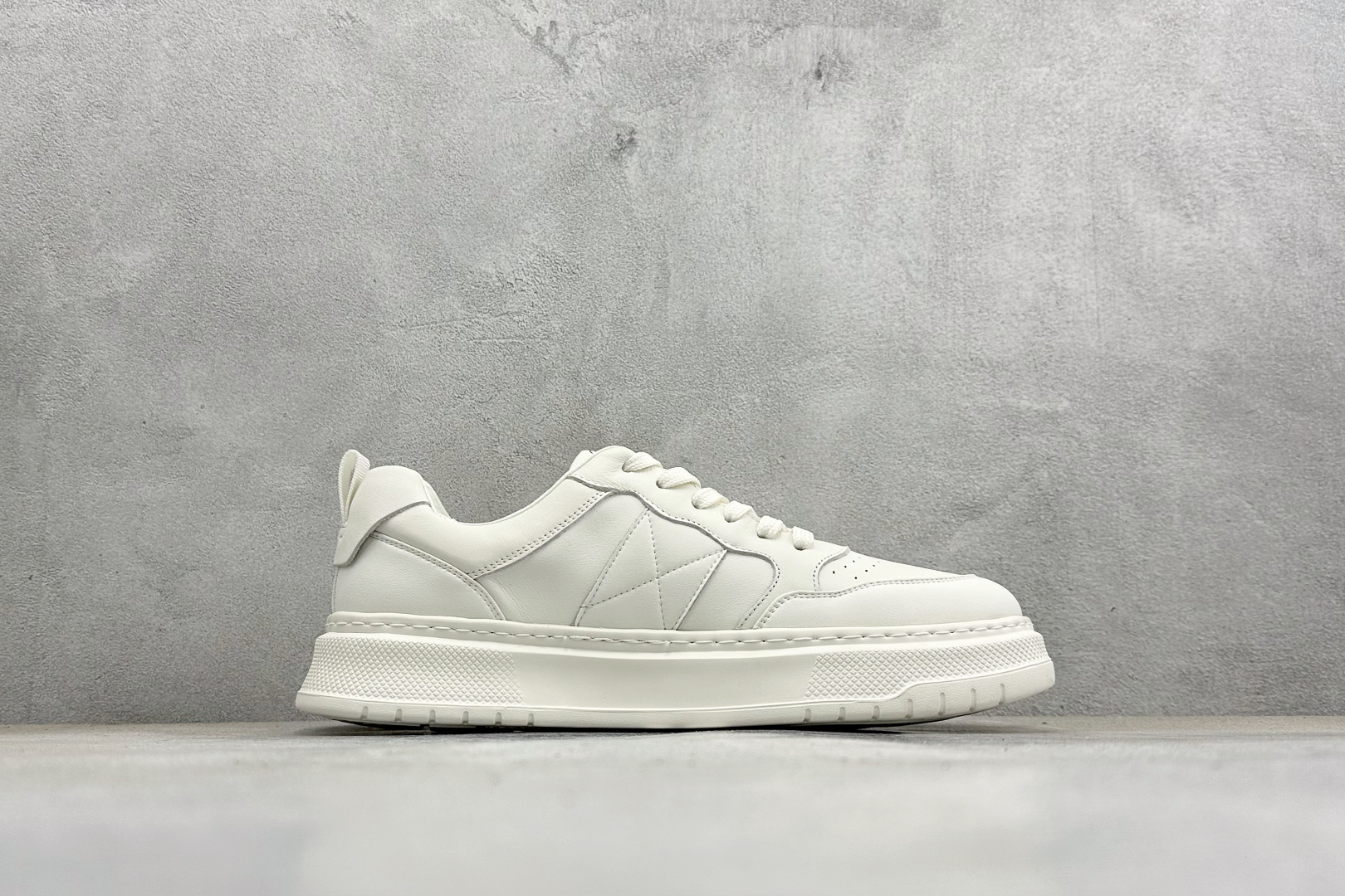 Valentino 华伦天奴 Rockstud untitled 厚底休闲铆钉小白鞋 P38566H