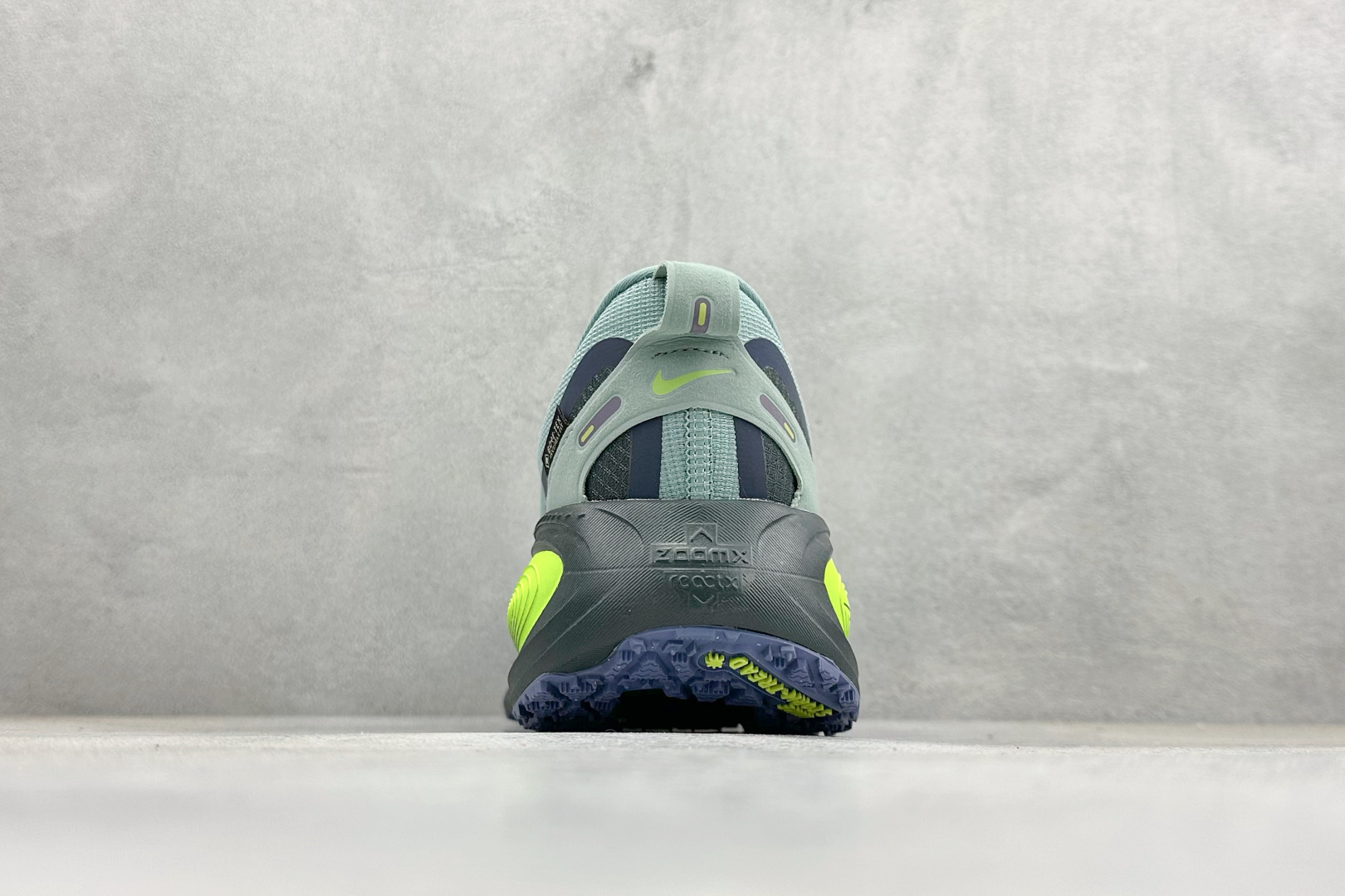 RS版Nike Air Zoom Vomero 18 GTX 缓震休闲跑鞋 货号：HQ7001-300尺