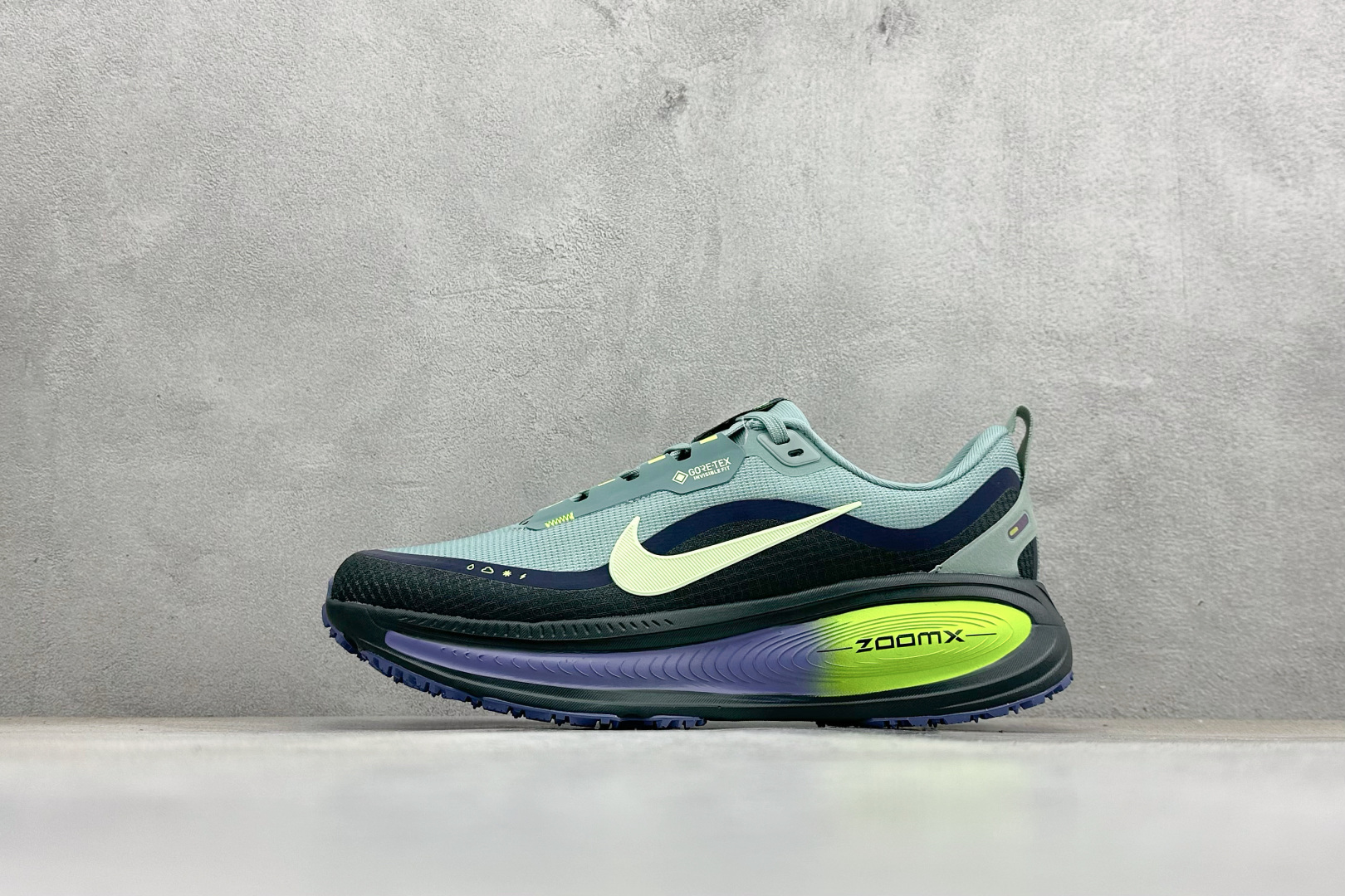 RS版Nike Air Zoom Vomero 18 GTX 缓震休闲跑鞋 货号：HQ7001-300尺