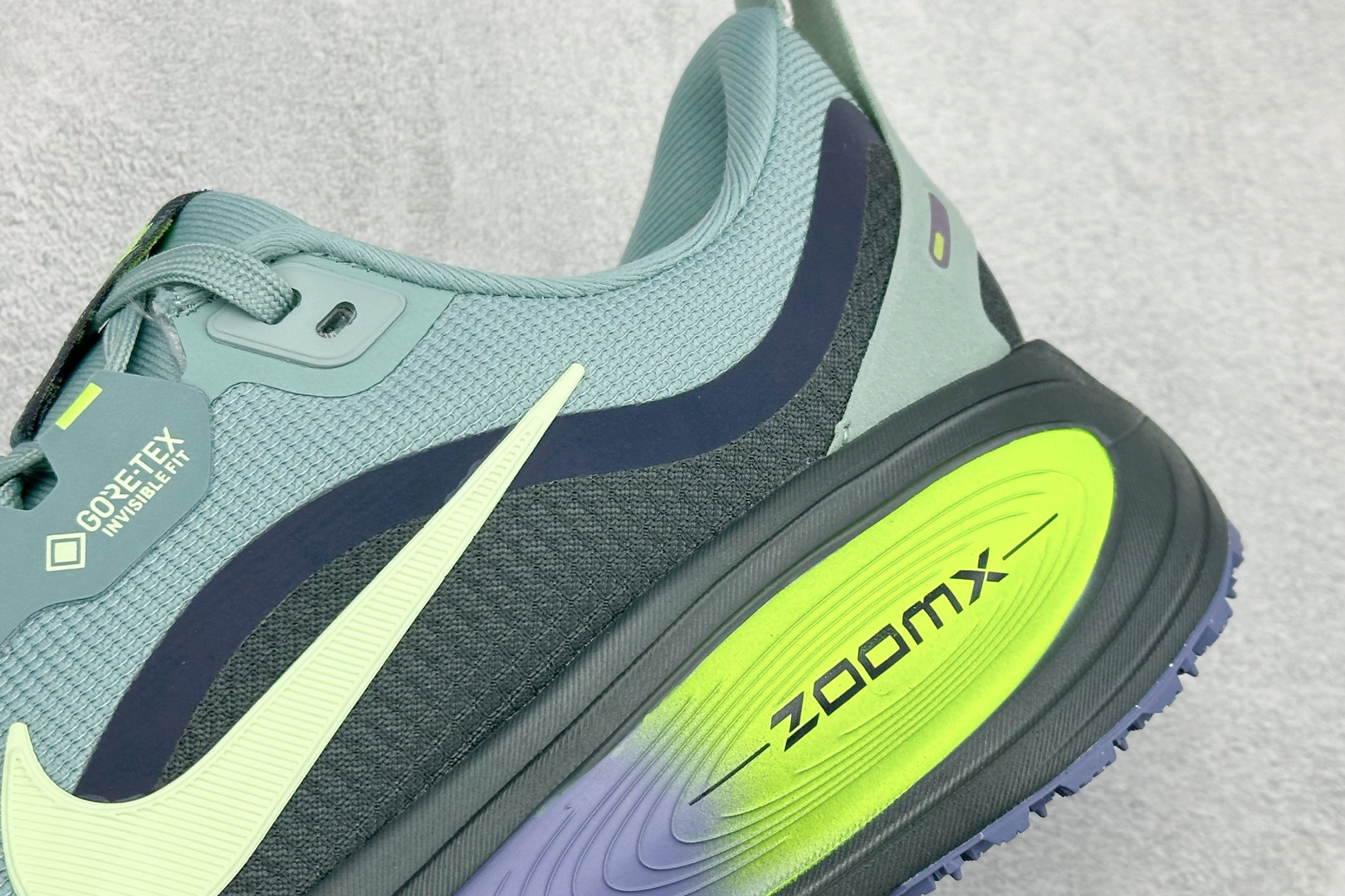 RS版Nike Air Zoom Vomero 18 GTX 缓震休闲跑鞋 货号：HQ7001-300尺
