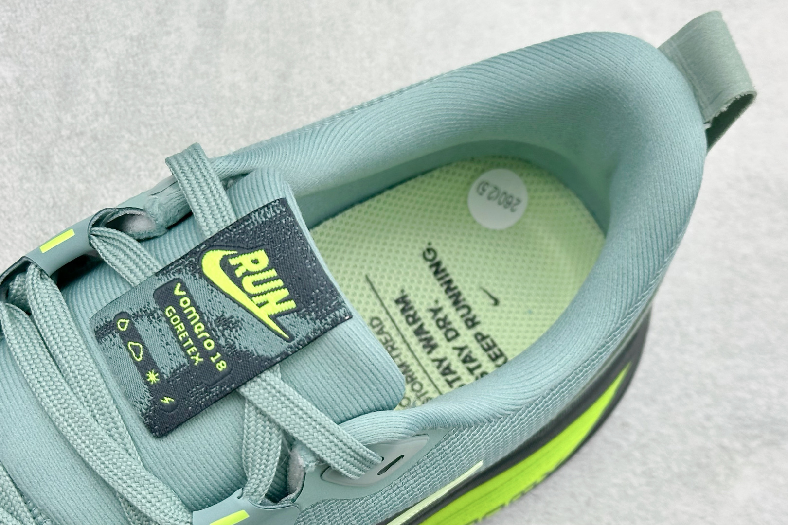 RS版Nike Air Zoom Vomero 18 GTX 缓震休闲跑鞋 货号：HQ7001-300尺