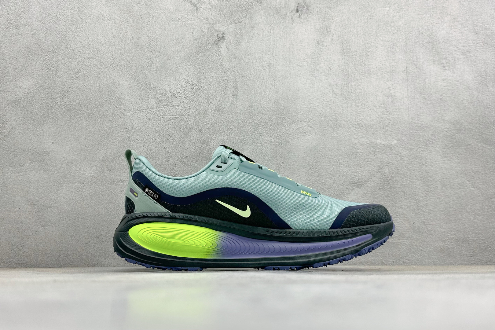 RS版Nike Air Zoom Vomero 18 GTX 缓震休闲跑鞋 货号：HQ7001-300尺
