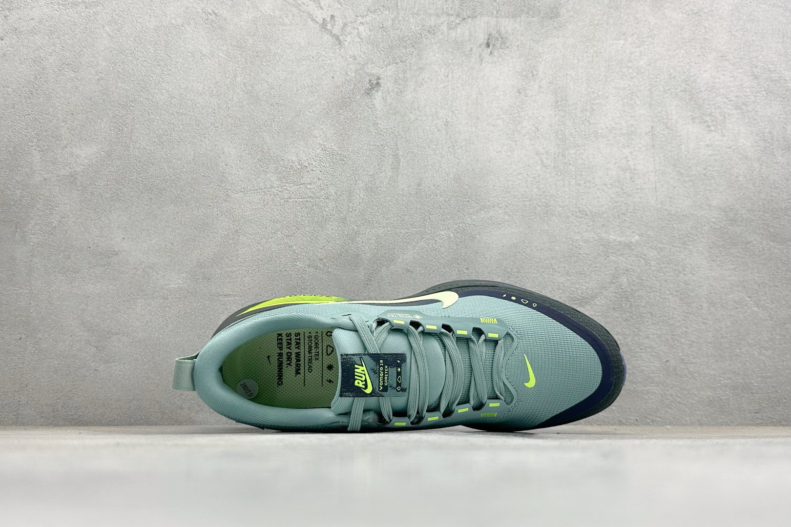 RS版Nike Air Zoom Vomero 18 GTX 缓震休闲跑鞋 货号：HQ7001-300尺