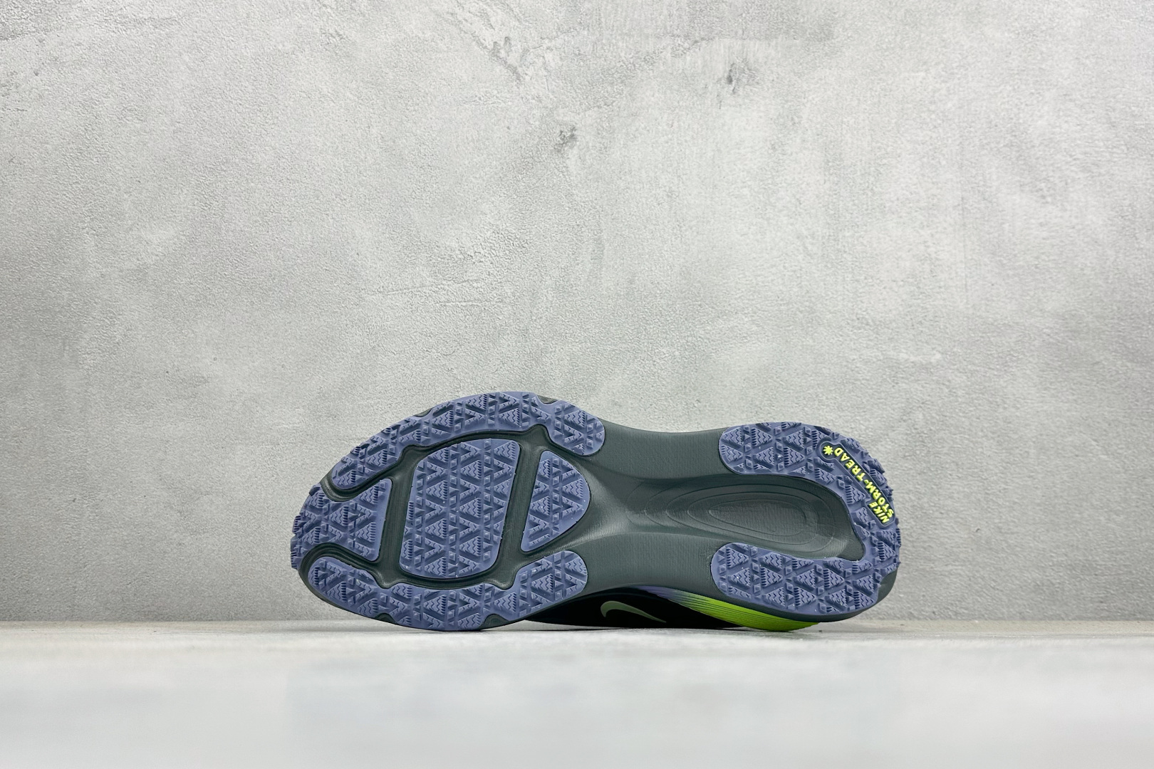 RS版Nike Air Zoom Vomero 18 GTX 缓震休闲跑鞋 货号：HQ7001-300尺