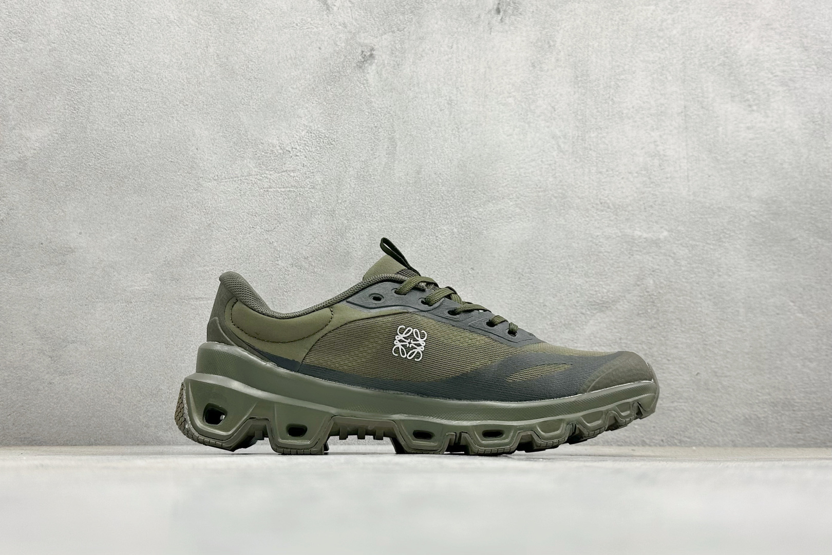 On昂跑 x LOEW罗意威2.0 Cloudtilt 舒适轻盈低帮跑步鞋 L929282X35