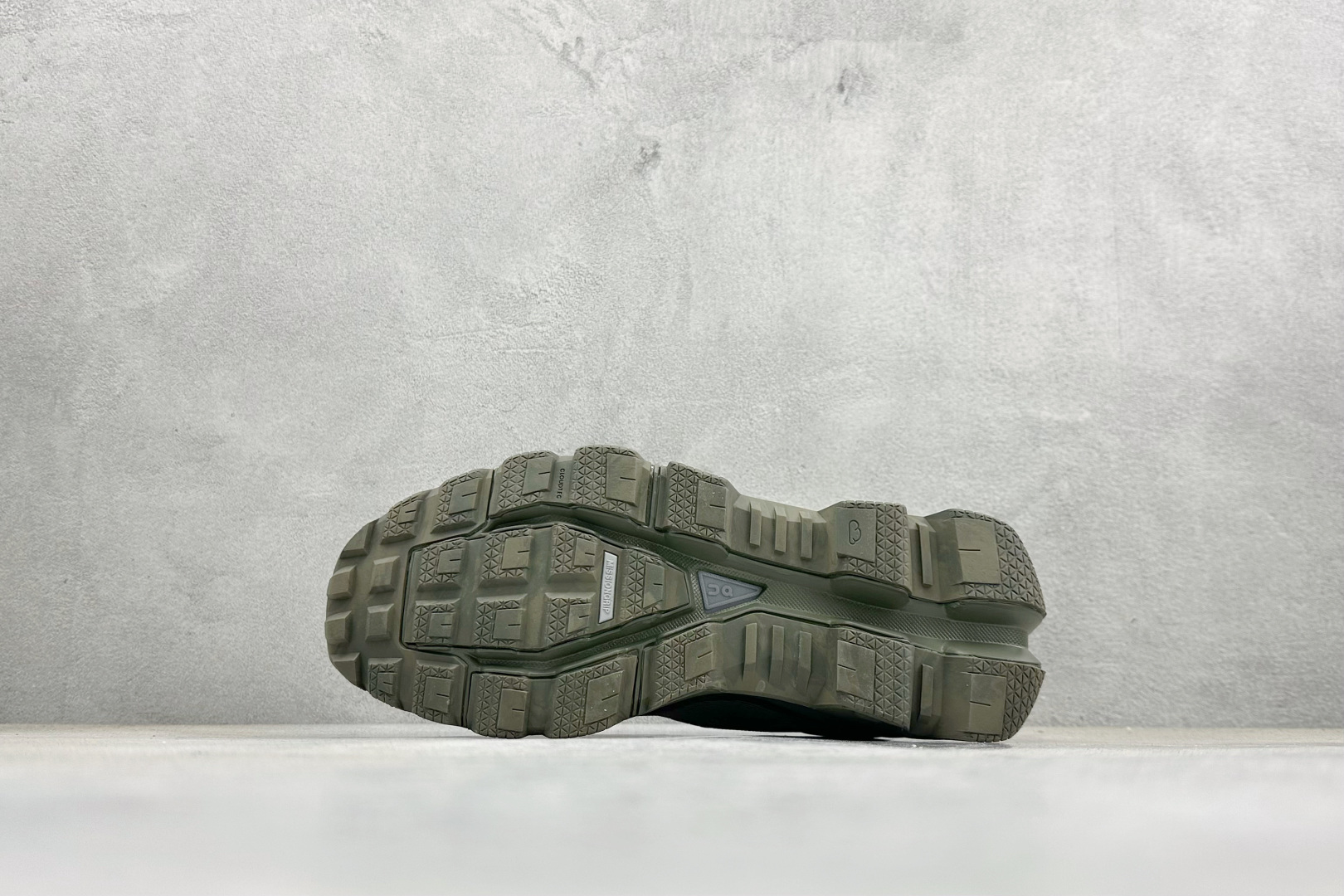 On昂跑 x LOEW罗意威2.0 Cloudtilt 舒适轻盈低帮跑步鞋 L929282X35