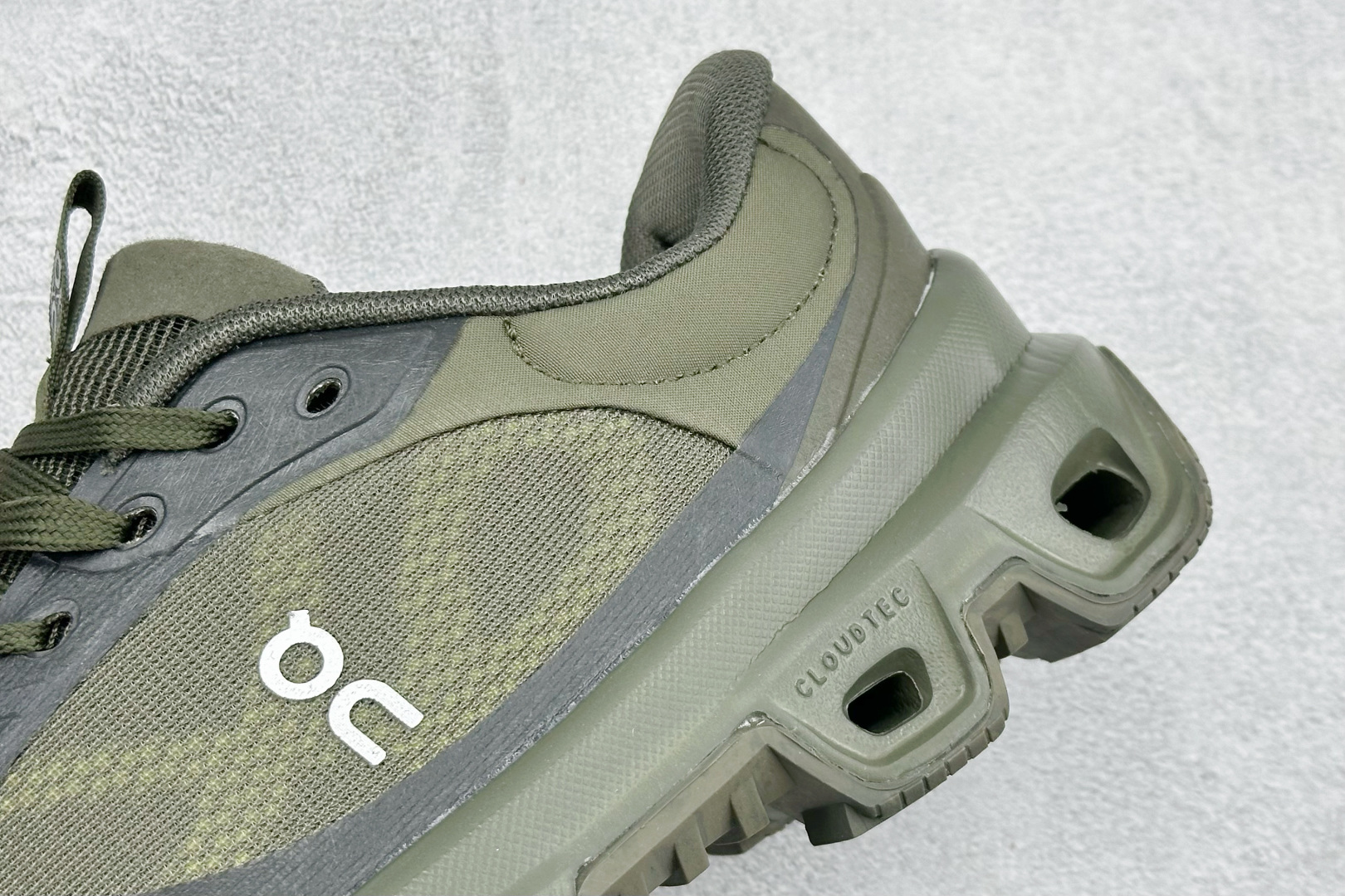 On昂跑 x LOEW罗意威2.0 Cloudtilt 舒适轻盈低帮跑步鞋 L929282X35