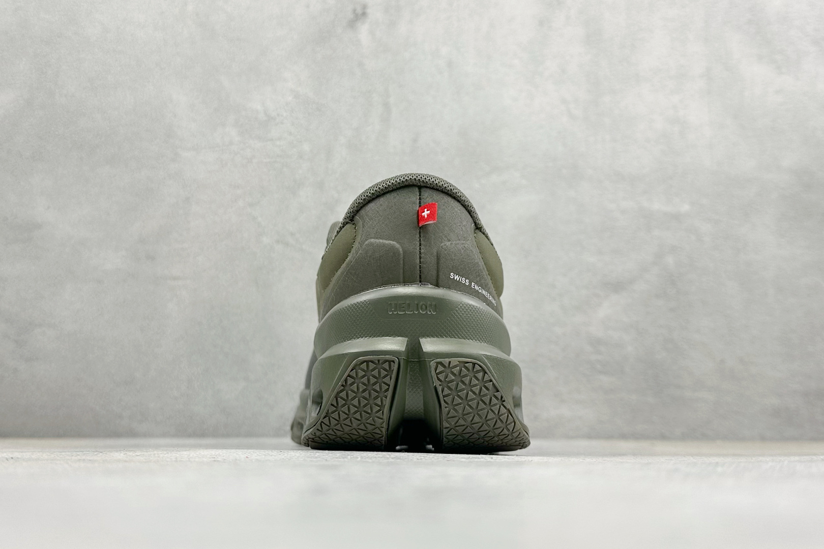 On昂跑 x LOEW罗意威2.0 Cloudtilt 舒适轻盈低帮跑步鞋 L929282X35