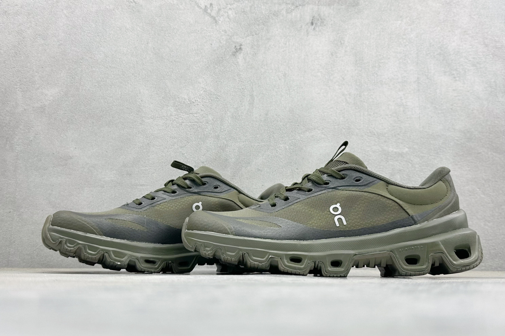 On昂跑 x LOEW罗意威2.0 Cloudtilt 舒适轻盈低帮跑步鞋 L929282X35