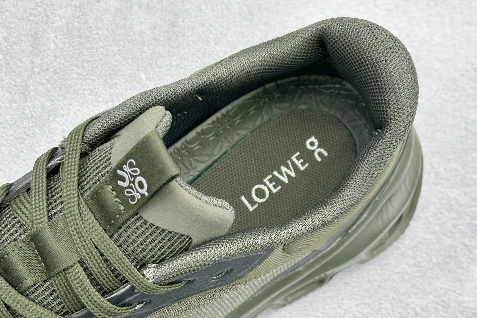 On昂跑 x LOEW罗意威2.0 Cloudtilt 舒适轻盈低帮跑步鞋 L929282X35