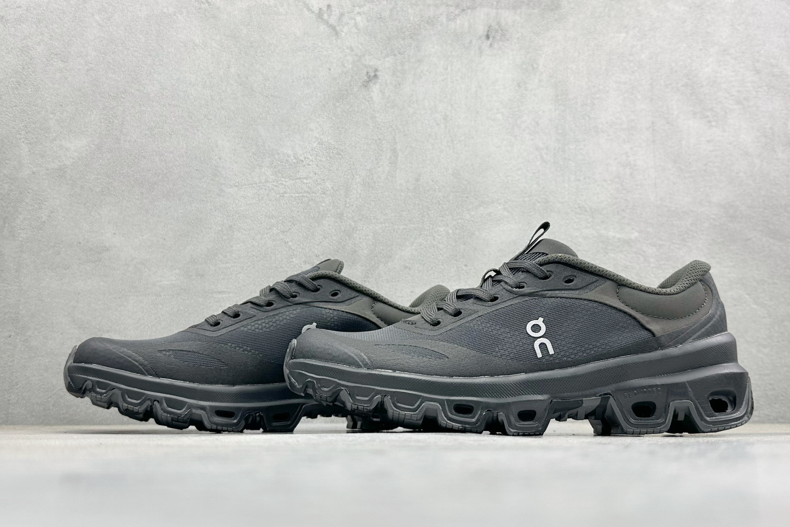 On昂跑 x LOEW罗意威2.0 Cloudtilt 舒适轻盈低帮跑步鞋 L929282X35