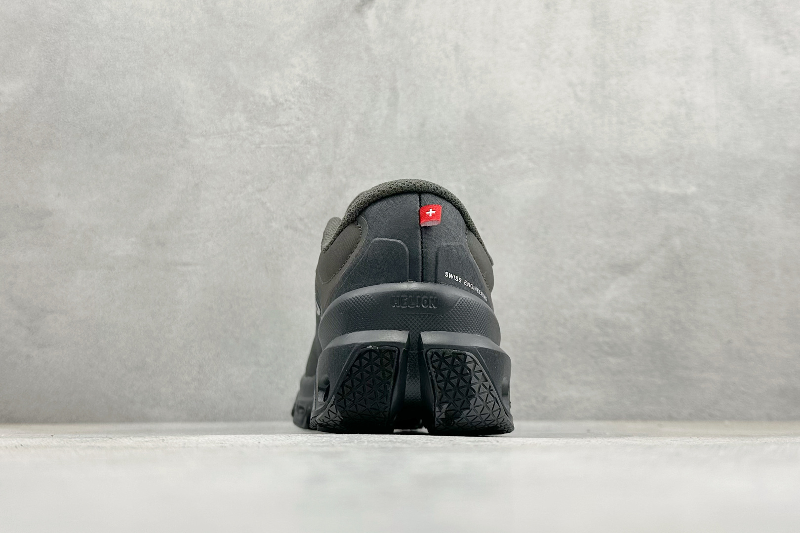 On昂跑 x LOEW罗意威2.0 Cloudtilt 舒适轻盈低帮跑步鞋 L929282X35