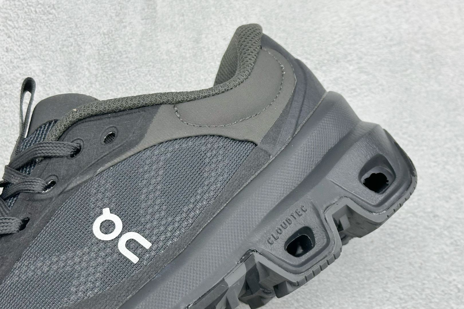 On昂跑 x LOEW罗意威2.0 Cloudtilt 舒适轻盈低帮跑步鞋 L929282X35