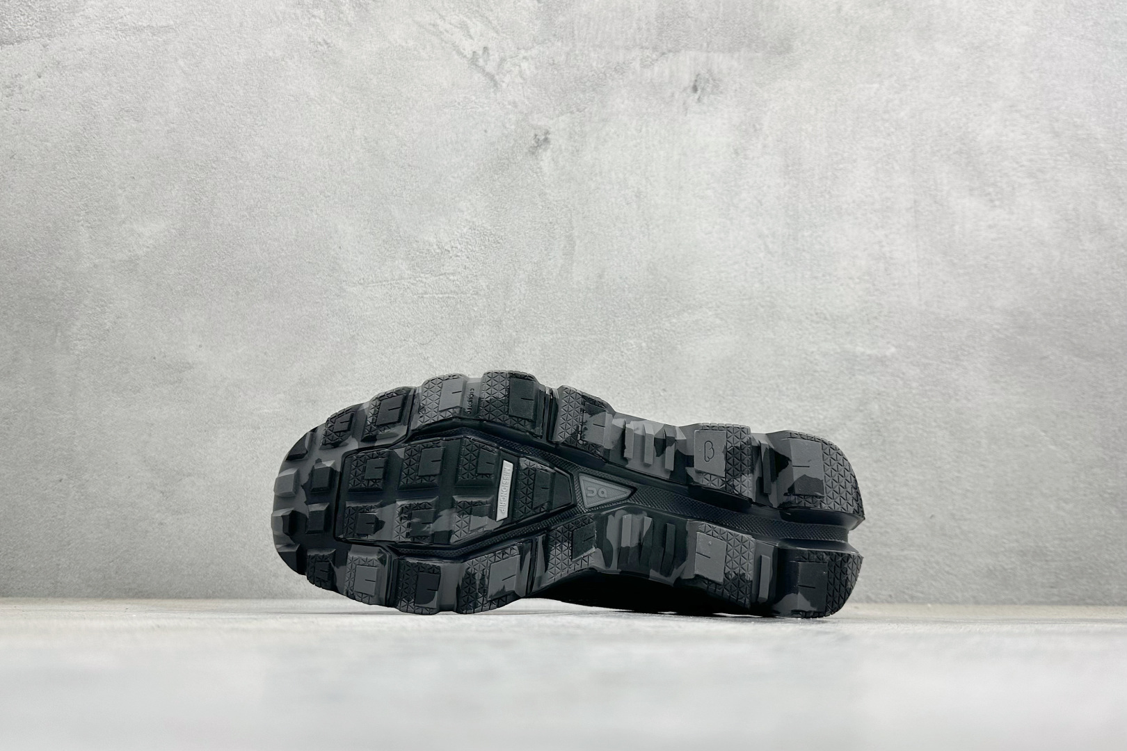 On昂跑 x LOEW罗意威2.0 Cloudtilt 舒适轻盈低帮跑步鞋 L929282X35