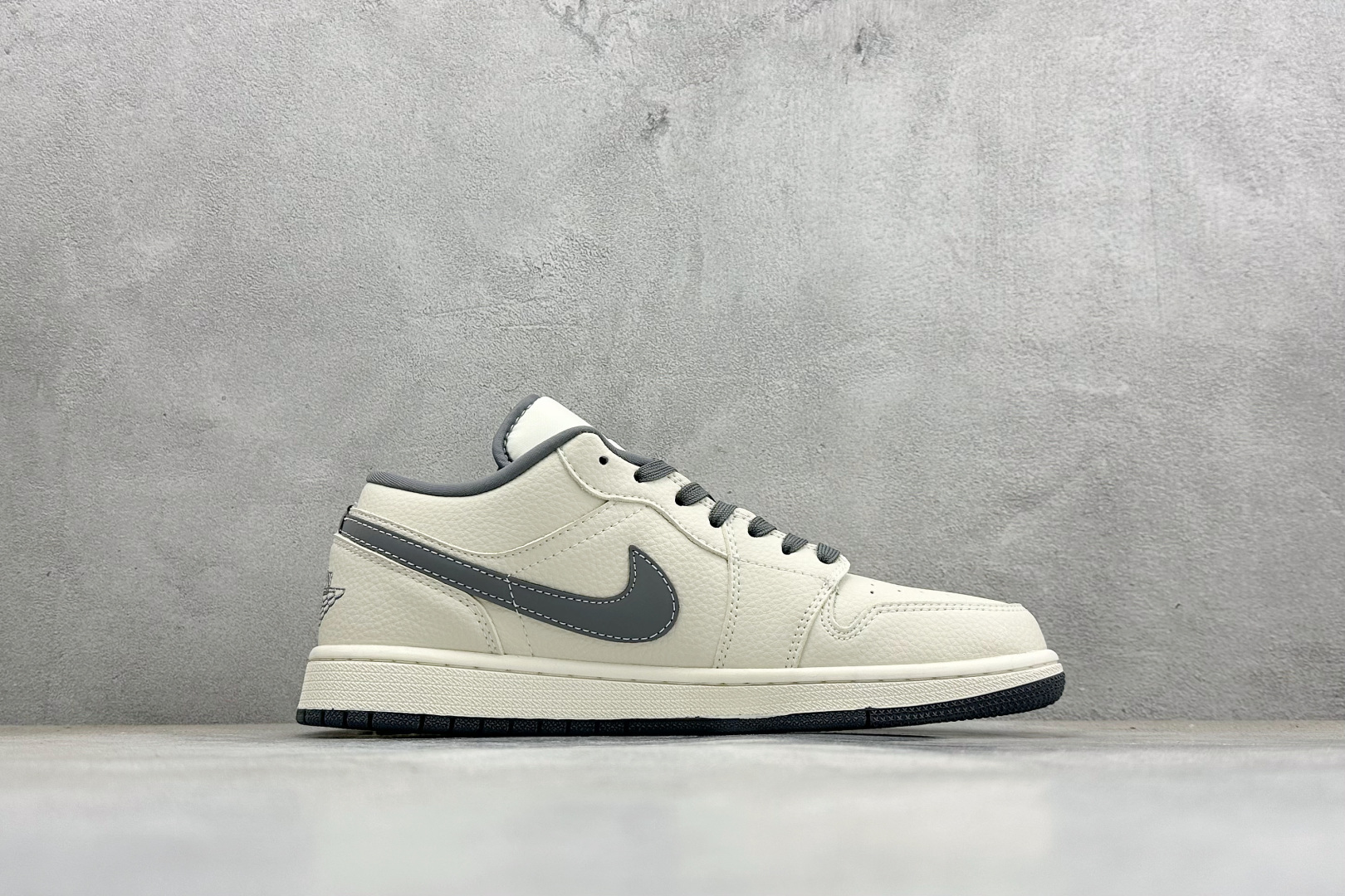 Nike Jordan Air Jordan 1“ 斯图西联名——米灰印花” 高端定制 低帮 复古 减震 防滑 耐磨 篮球鞋 LL8888-001