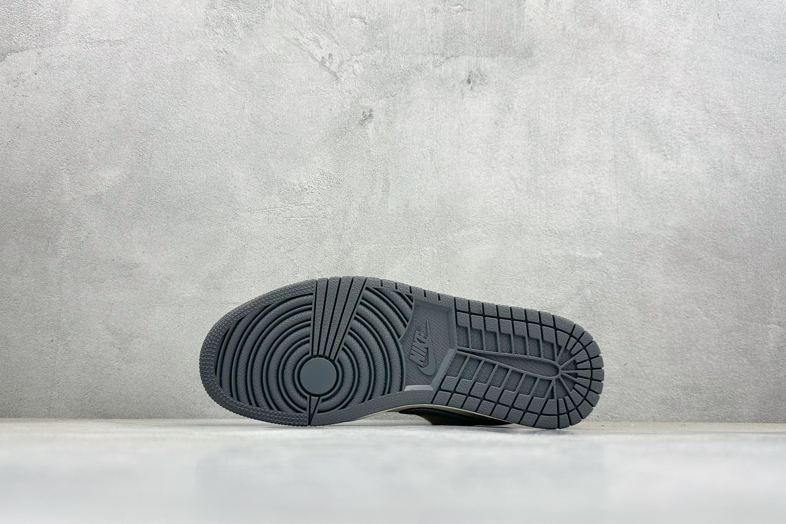 Nike Jordan Air Jordan 1“ 斯图西联名——米灰印花” 高端定制 低帮 复古 减震 防滑 耐磨 篮球鞋 LL8888-001