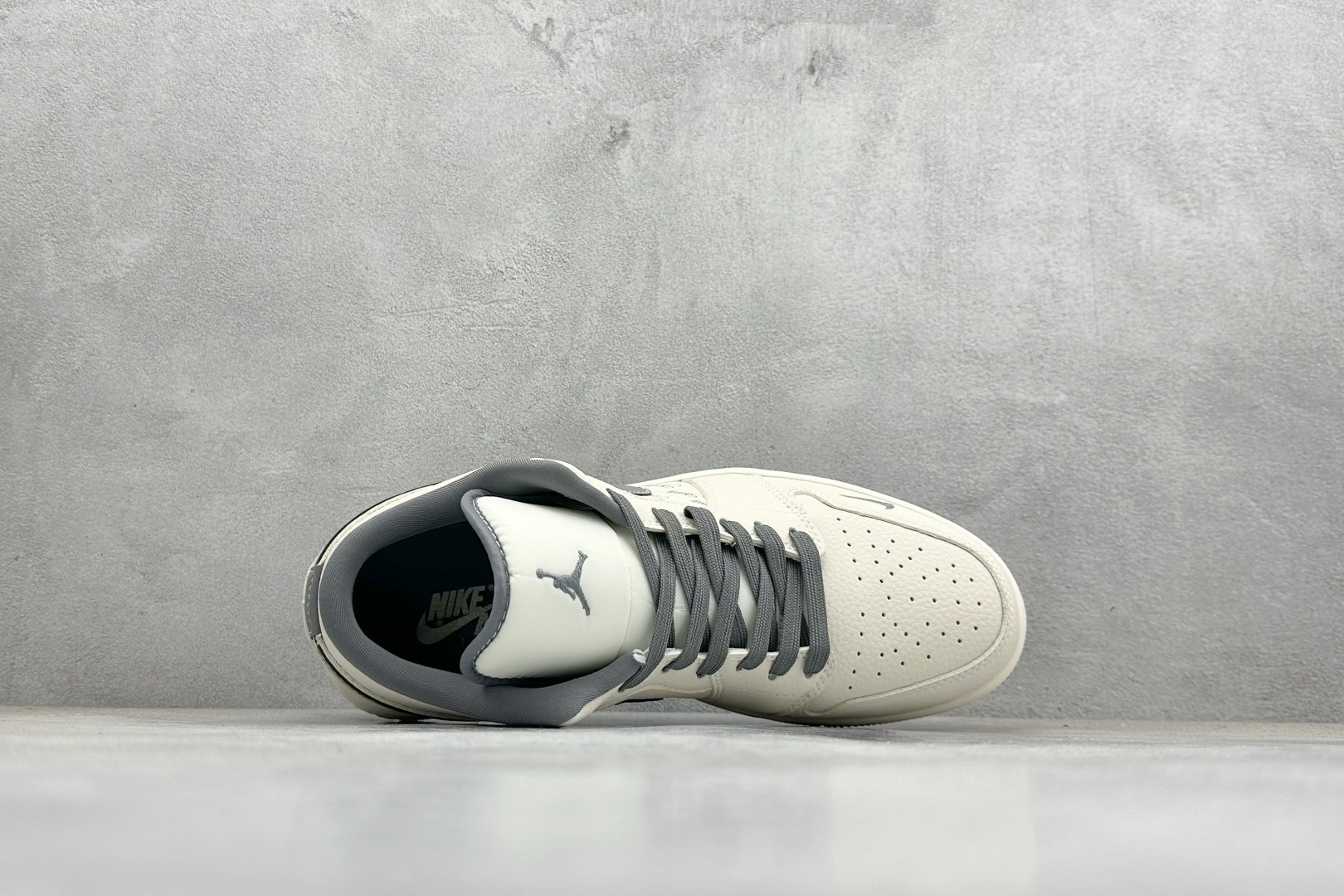 Nike Jordan Air Jordan 1“ 斯图西联名——米灰印花” 高端定制 低帮 复古 减震 防滑 耐磨 篮球鞋 LL8888-001