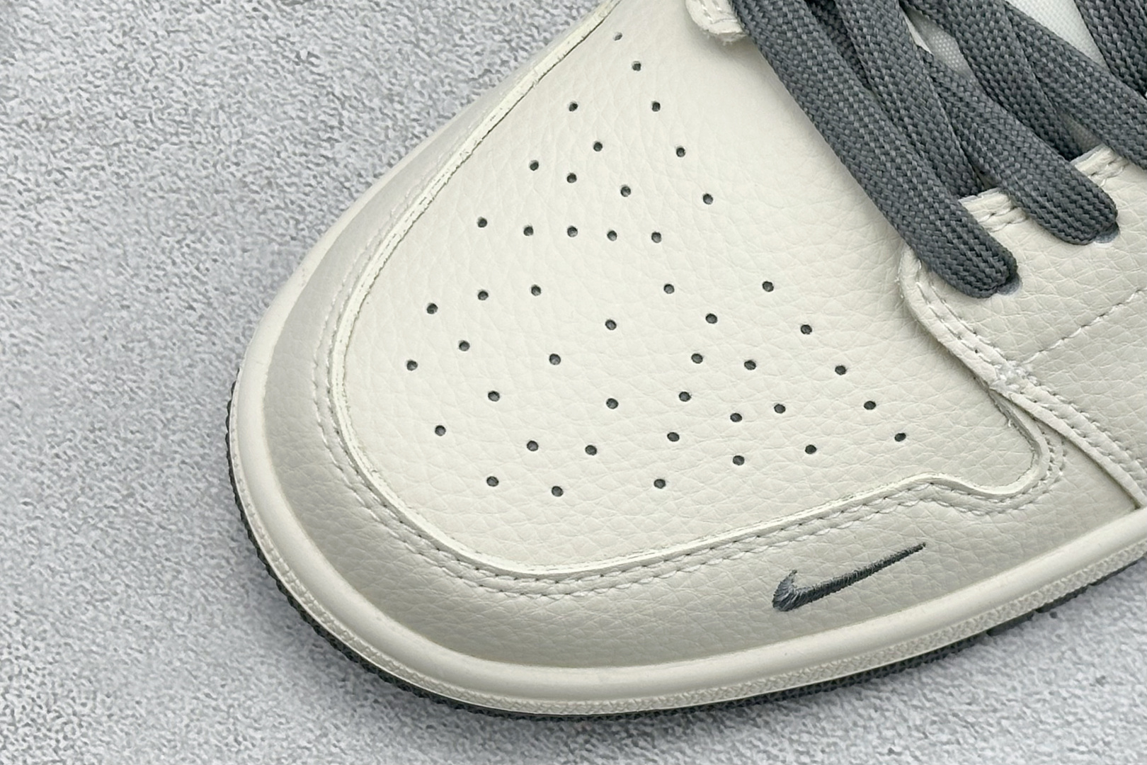 Nike Jordan Air Jordan 1“ 斯图西联名——米灰印花” 高端定制 低帮 复古 减震 防滑 耐磨 篮球鞋 LL8888-001