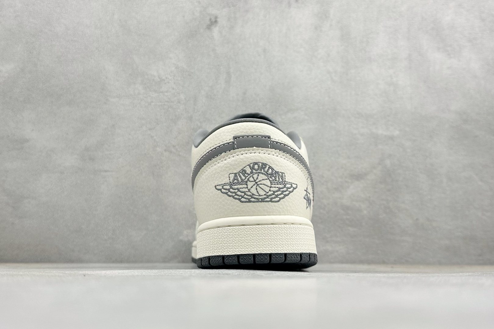 Nike Jordan Air Jordan 1“ 斯图西联名——米灰印花” 高端定制 低帮 复古 减震 防滑 耐磨 篮球鞋 LL8888-001
