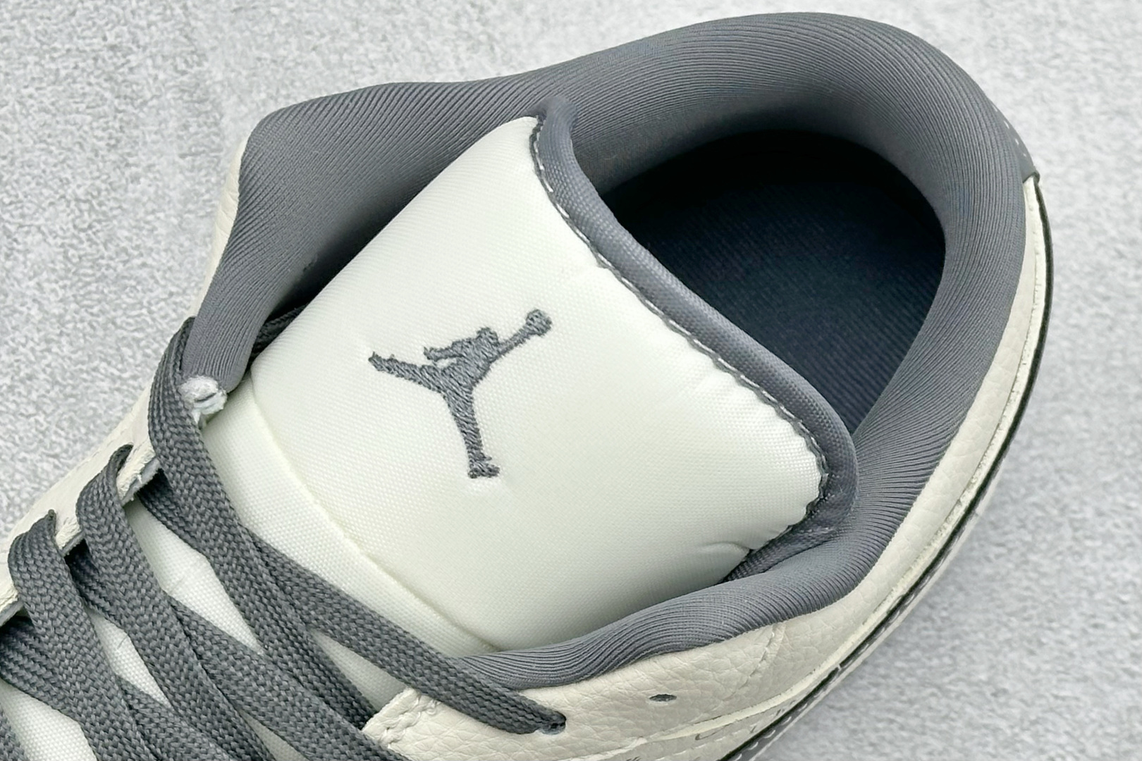 Nike Jordan Air Jordan 1“ 斯图西联名——米灰印花” 高端定制 低帮 复古 减震 防滑 耐磨 篮球鞋 LL8888-001