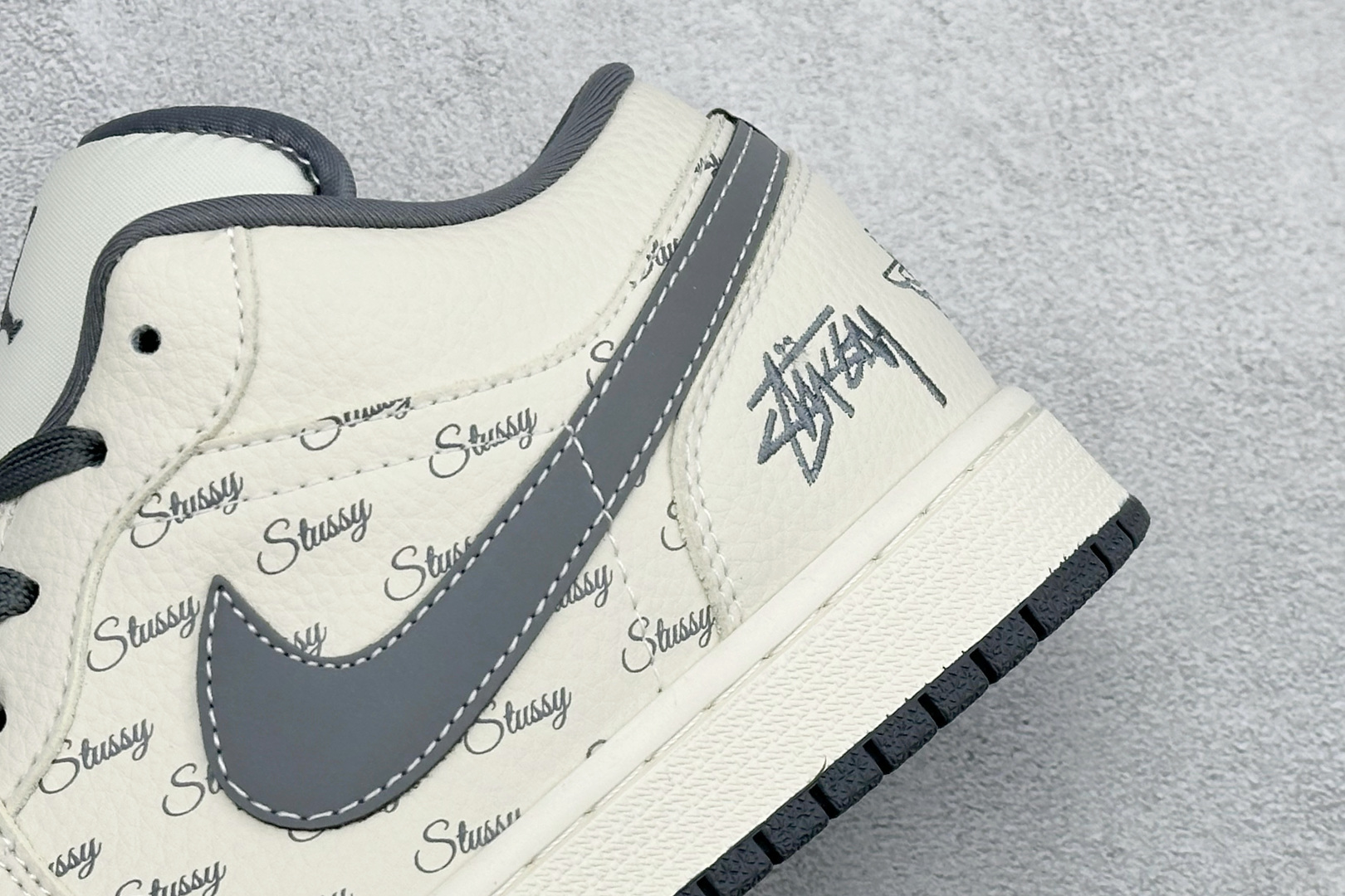 Nike Jordan Air Jordan 1“ 斯图西联名——米灰印花” 高端定制 低帮 复古 减震 防滑 耐磨 篮球鞋 LL8888-001