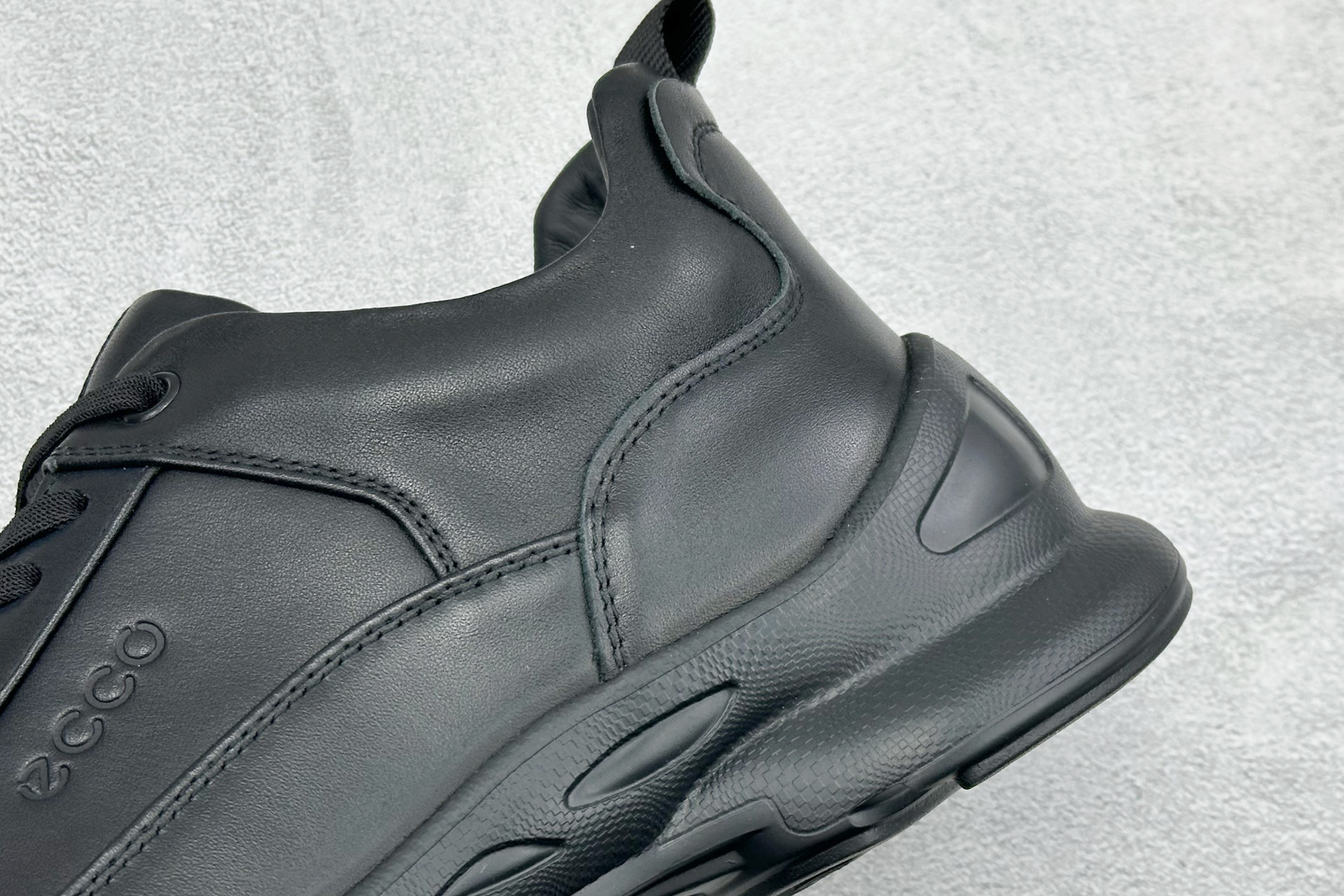 Ecco 爱步健步BIOMC系列 透气轻便防滑缓震牛皮跑鞋 882517-01001