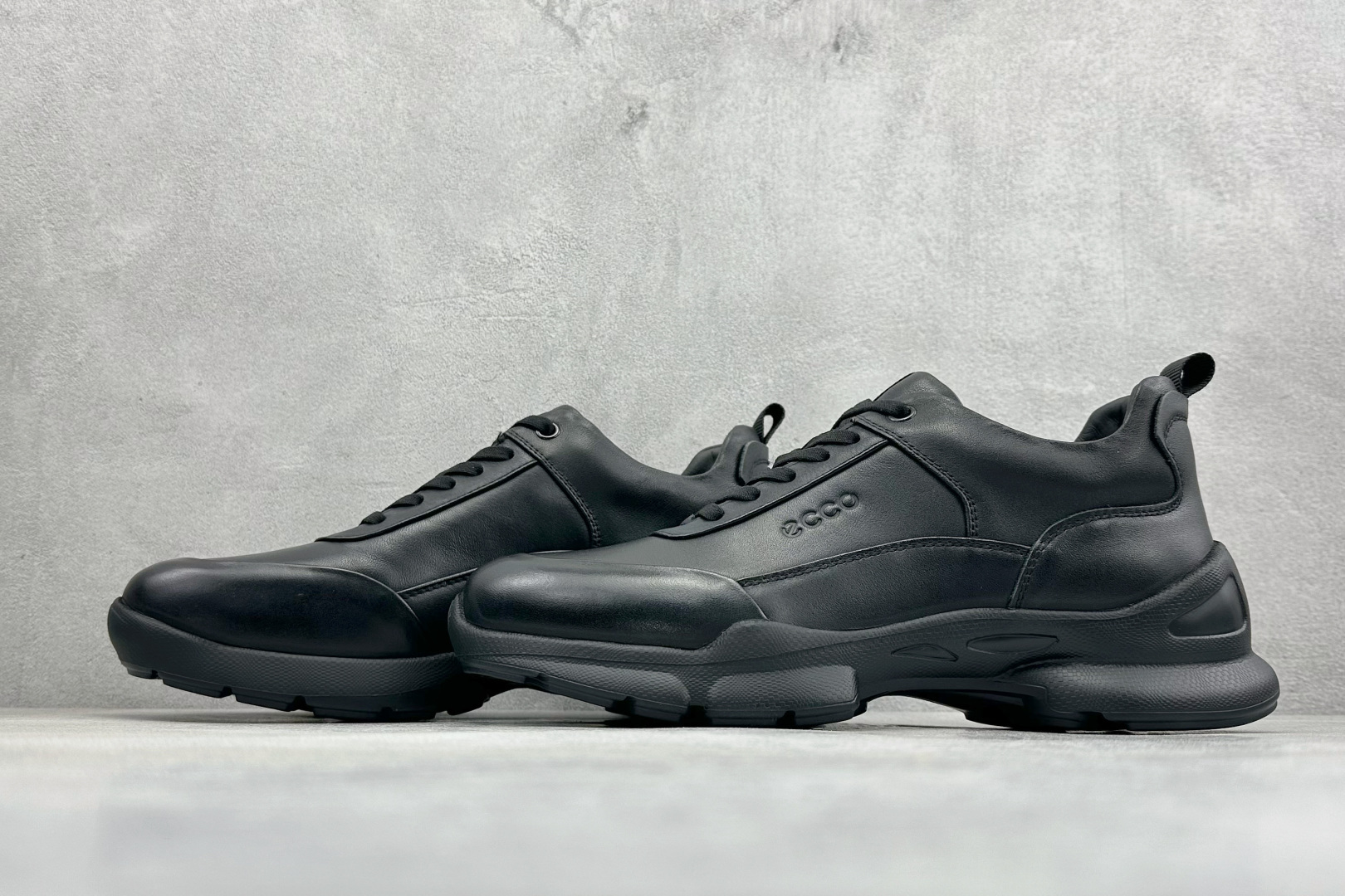 Ecco 爱步健步BIOMC系列 透气轻便防滑缓震牛皮跑鞋 882517-01001