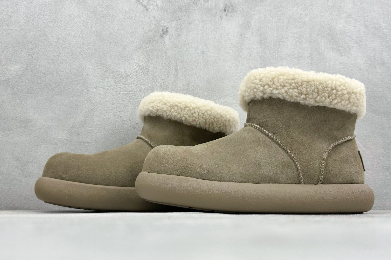 UGG 小土豆女神款秋冬羊皮毛一体雪地靴 W/1011665