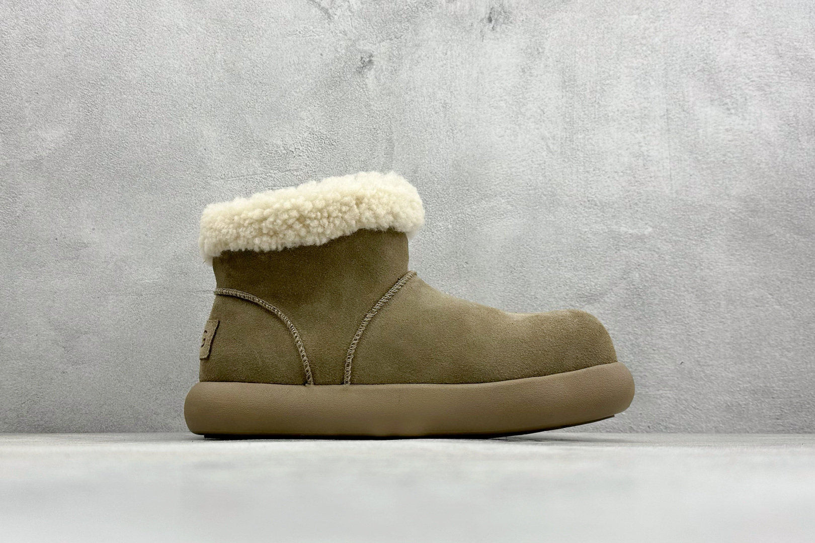 UGG 小土豆女神款秋冬羊皮毛一体雪地靴 W/1011665