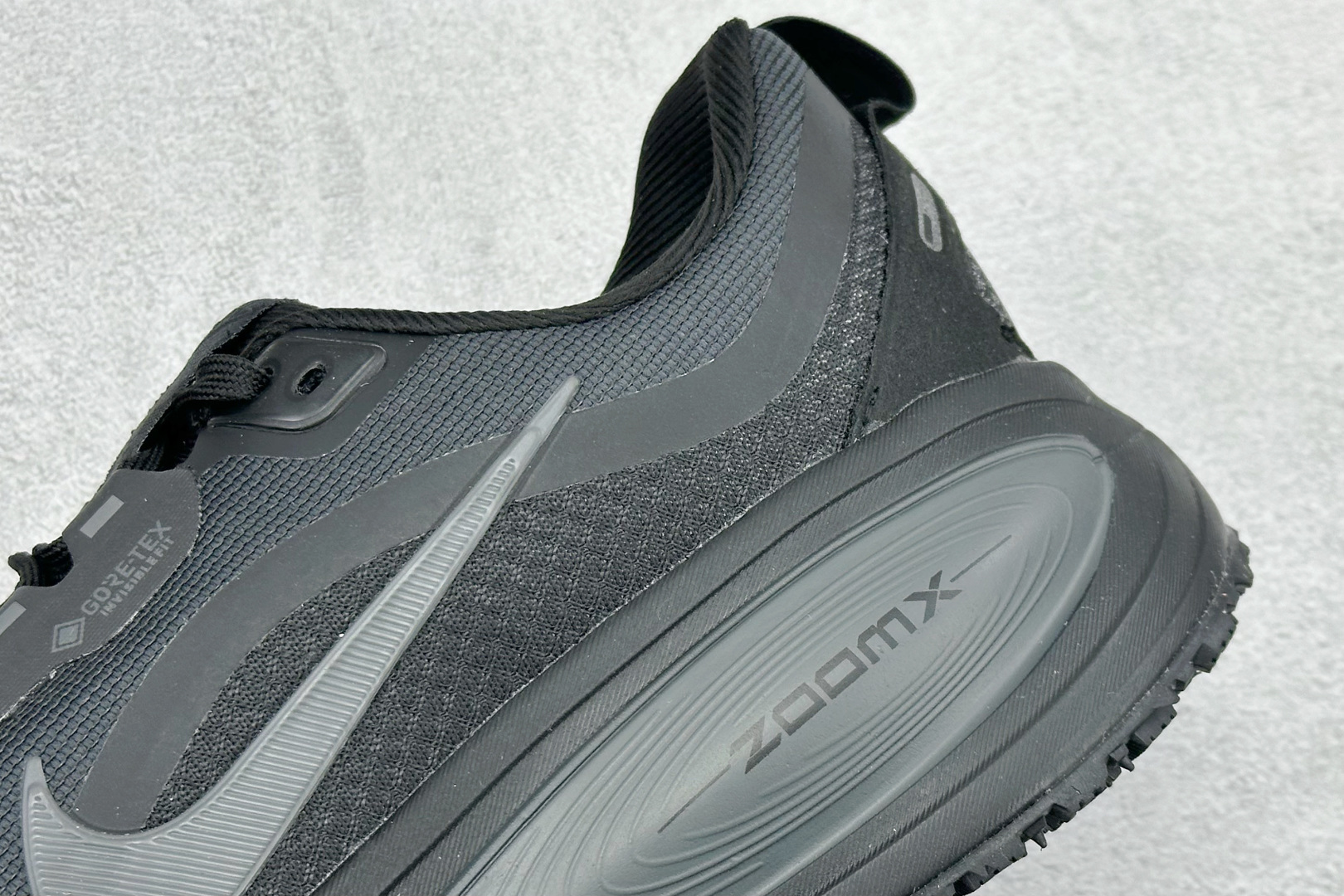 Nike VOMERO 18 GTX 舒适减震防滑 低帮跑步鞋 HQ7002-001