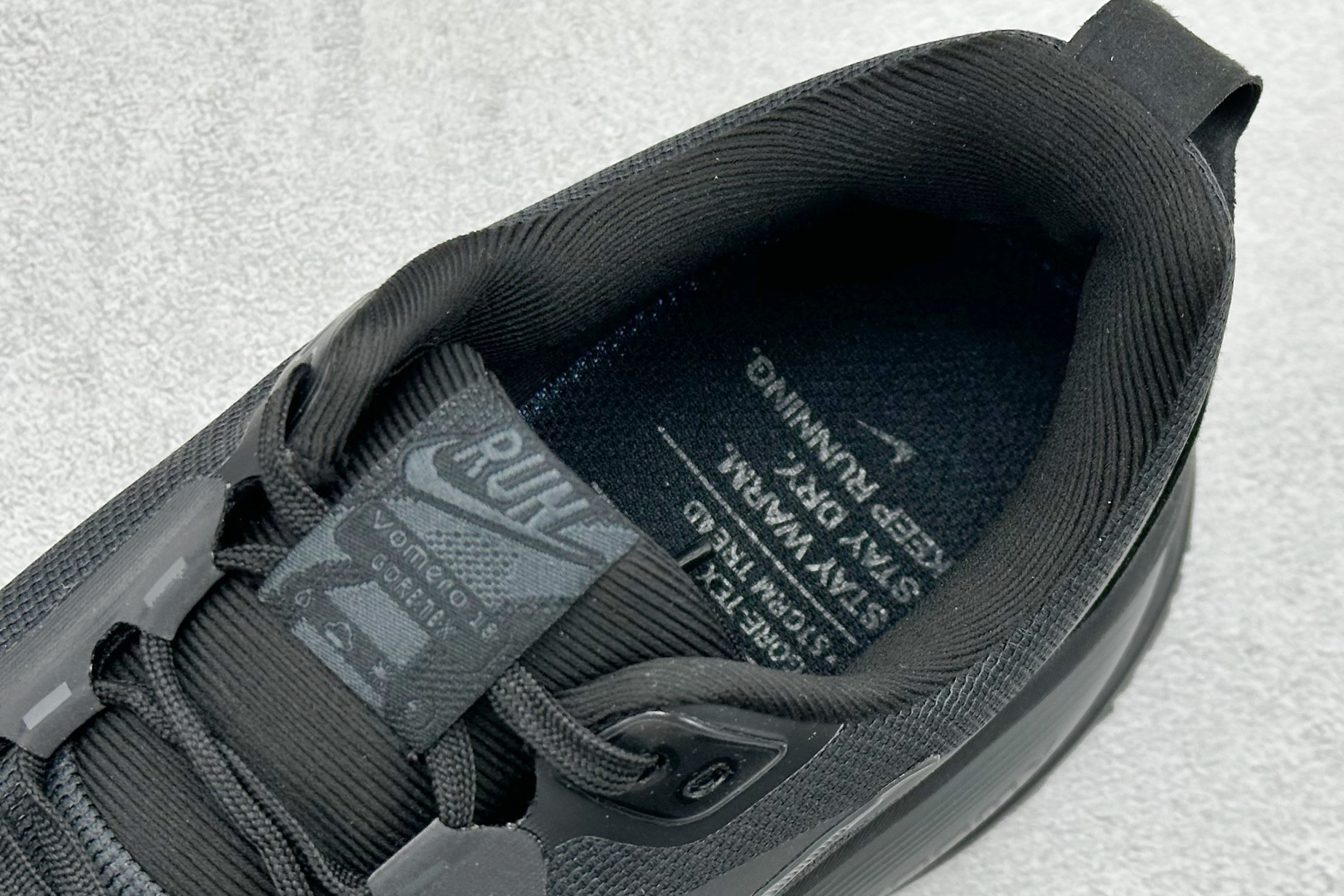 Nike VOMERO 18 GTX 舒适减震防滑 低帮跑步鞋 HQ7002-001