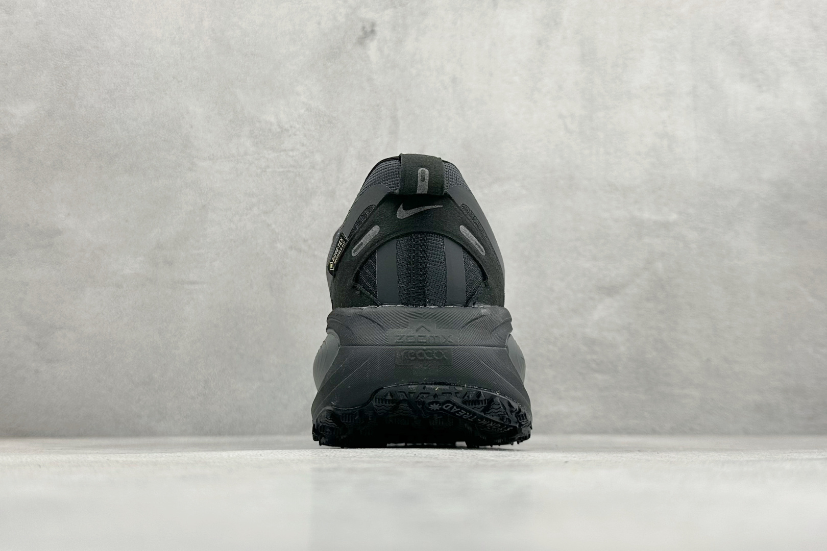 Nike VOMERO 18 GTX 舒适减震防滑 低帮跑步鞋 HQ7002-001