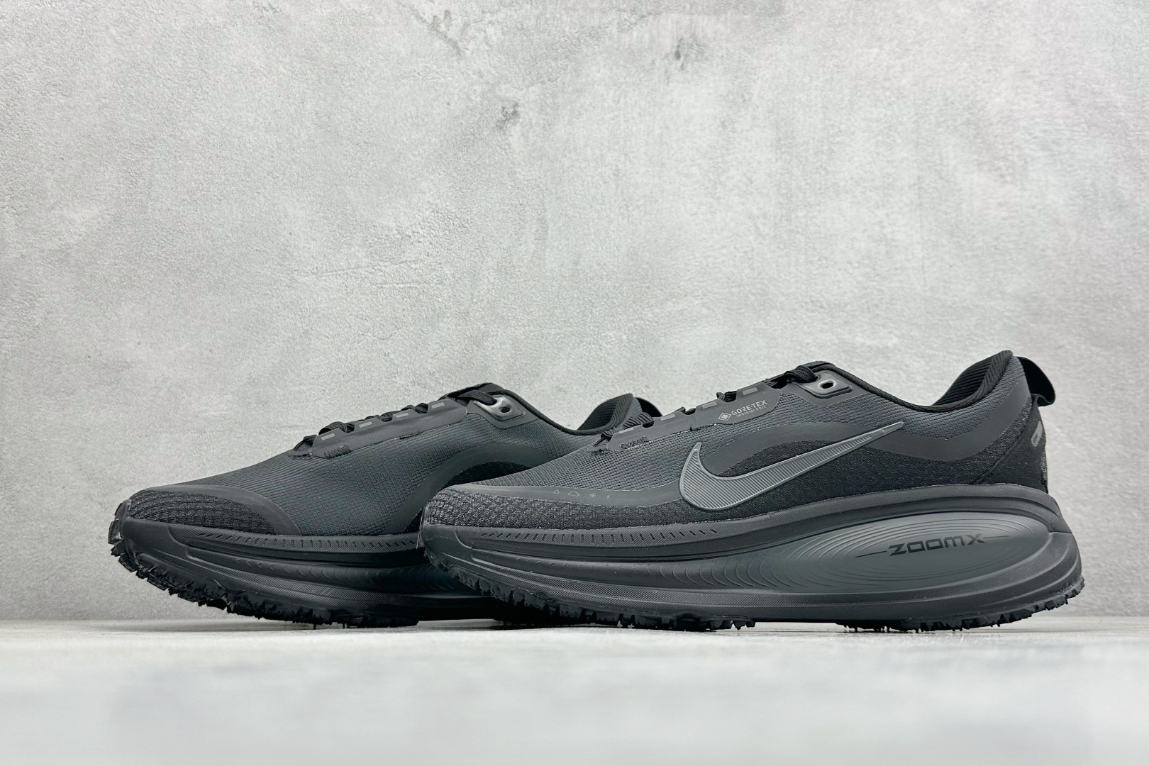 Nike VOMERO 18 GTX 舒适减震防滑 低帮跑步鞋 HQ7002-001