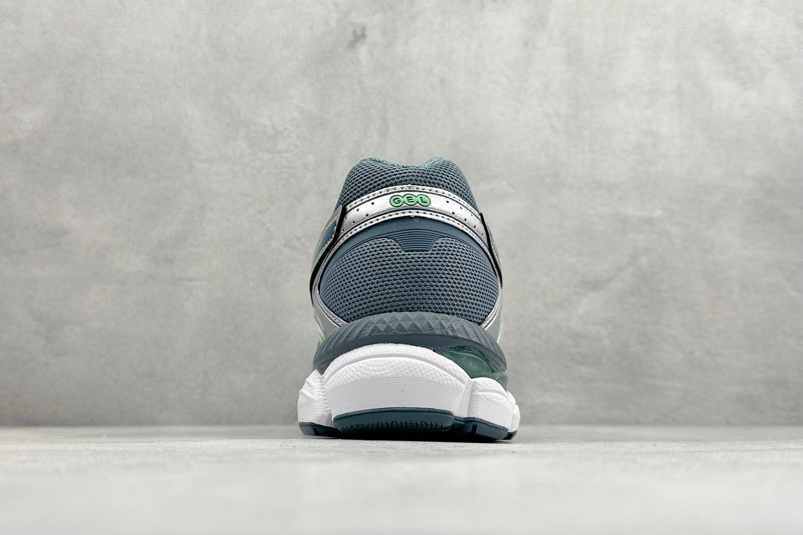 Asics Gel-Cumulus 16 亚瑟士复古透气休闲缓震耐磨跑步鞋 1203A733-100