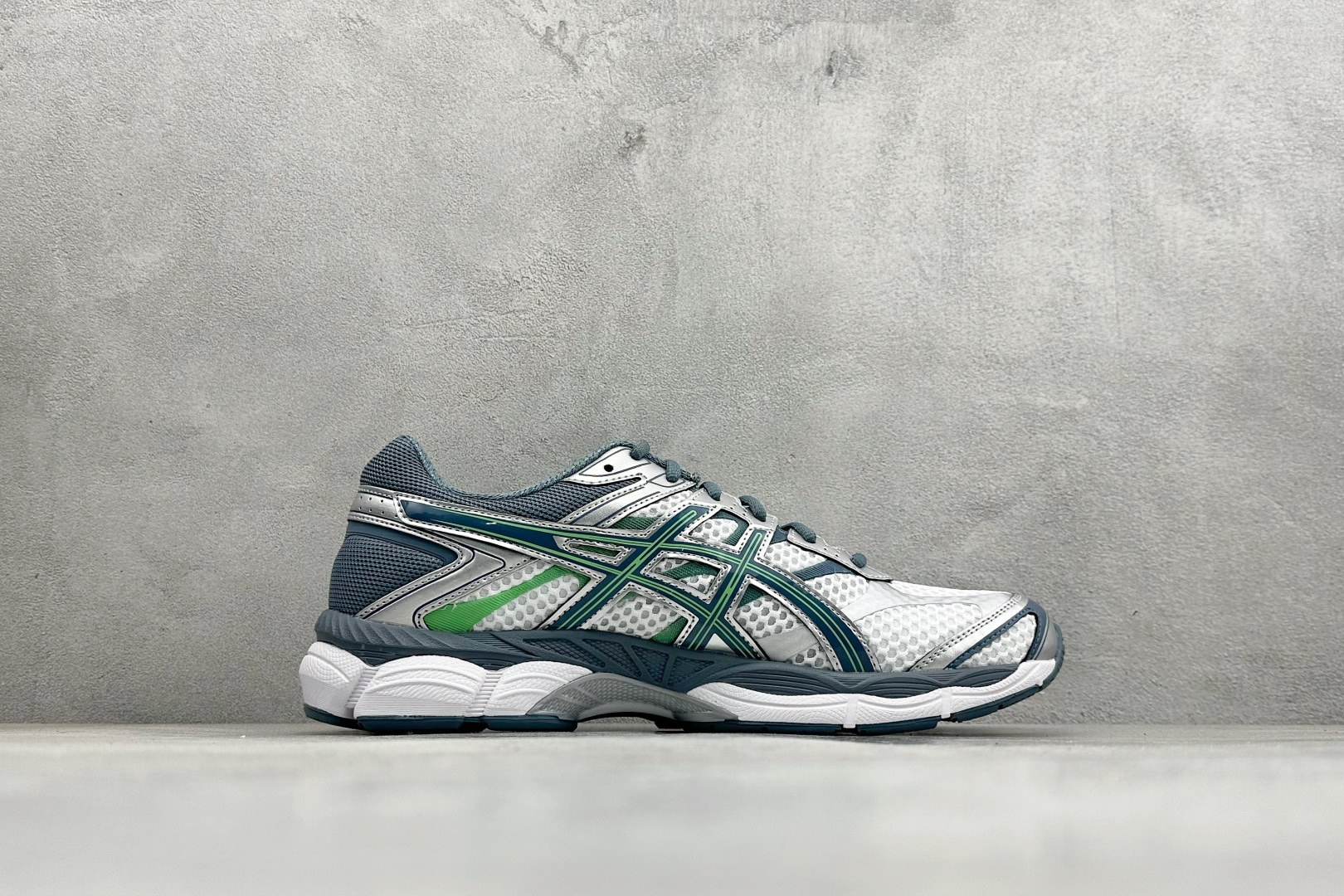 Asics Gel-Cumulus 16 亚瑟士复古透气休闲缓震耐磨跑步鞋 1203A733-100