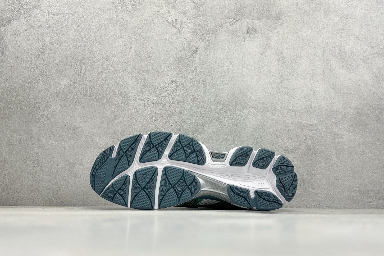 Asics Gel-Cumulus 16 亚瑟士复古透气休闲缓震耐磨跑步鞋 1203A733-100