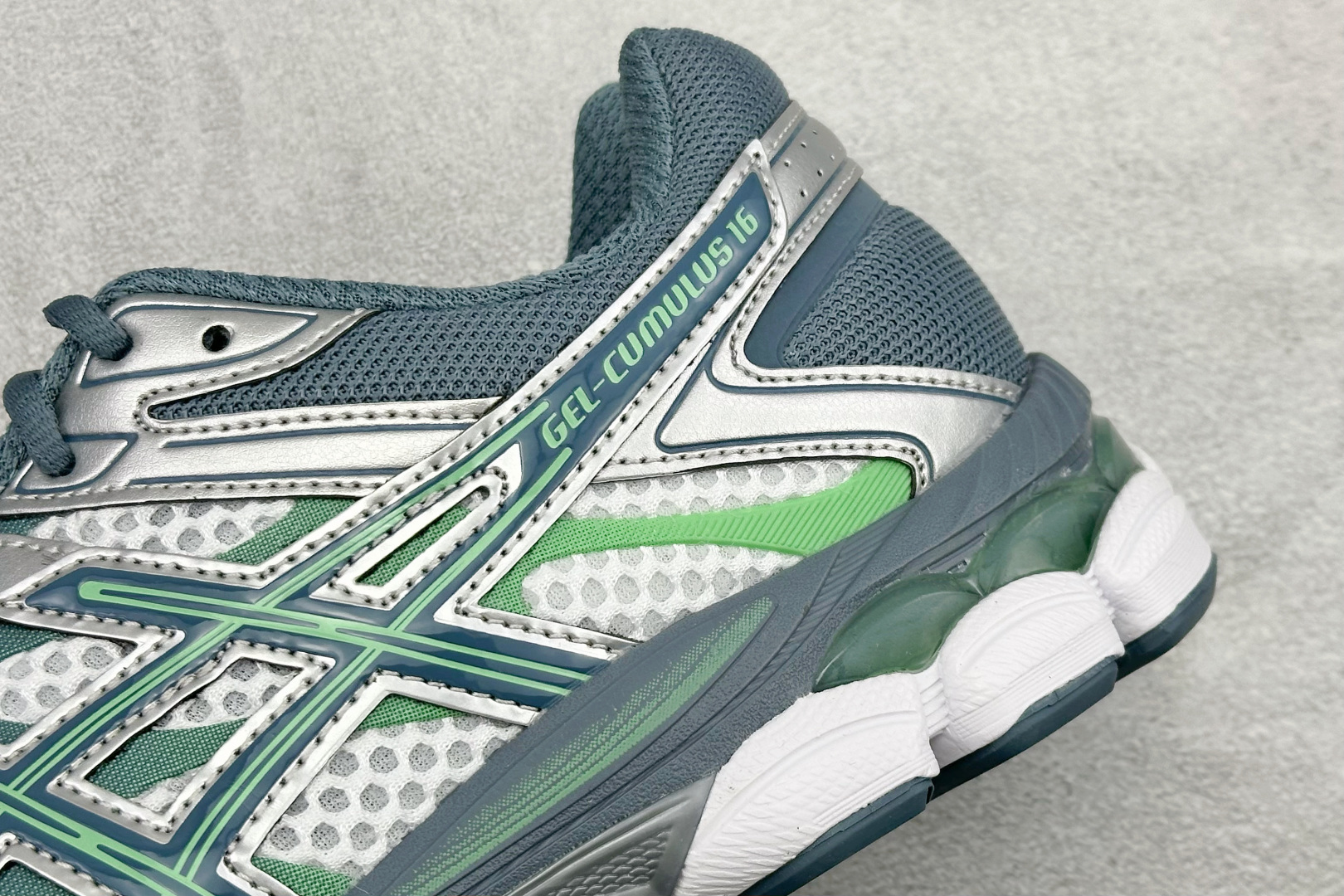 Asics Gel-Cumulus 16 亚瑟士复古透气休闲缓震耐磨跑步鞋 1203A733-100